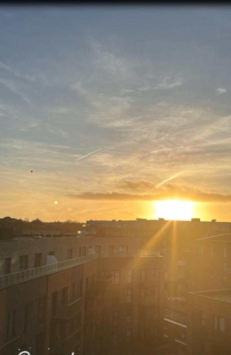 Step Free -Fully Private -Equipped Kitchen- 2 Bed 2 bath Dartford London Flat -Winterland at Bluewater -15 mins Tower of London and London Museum in 50 mins