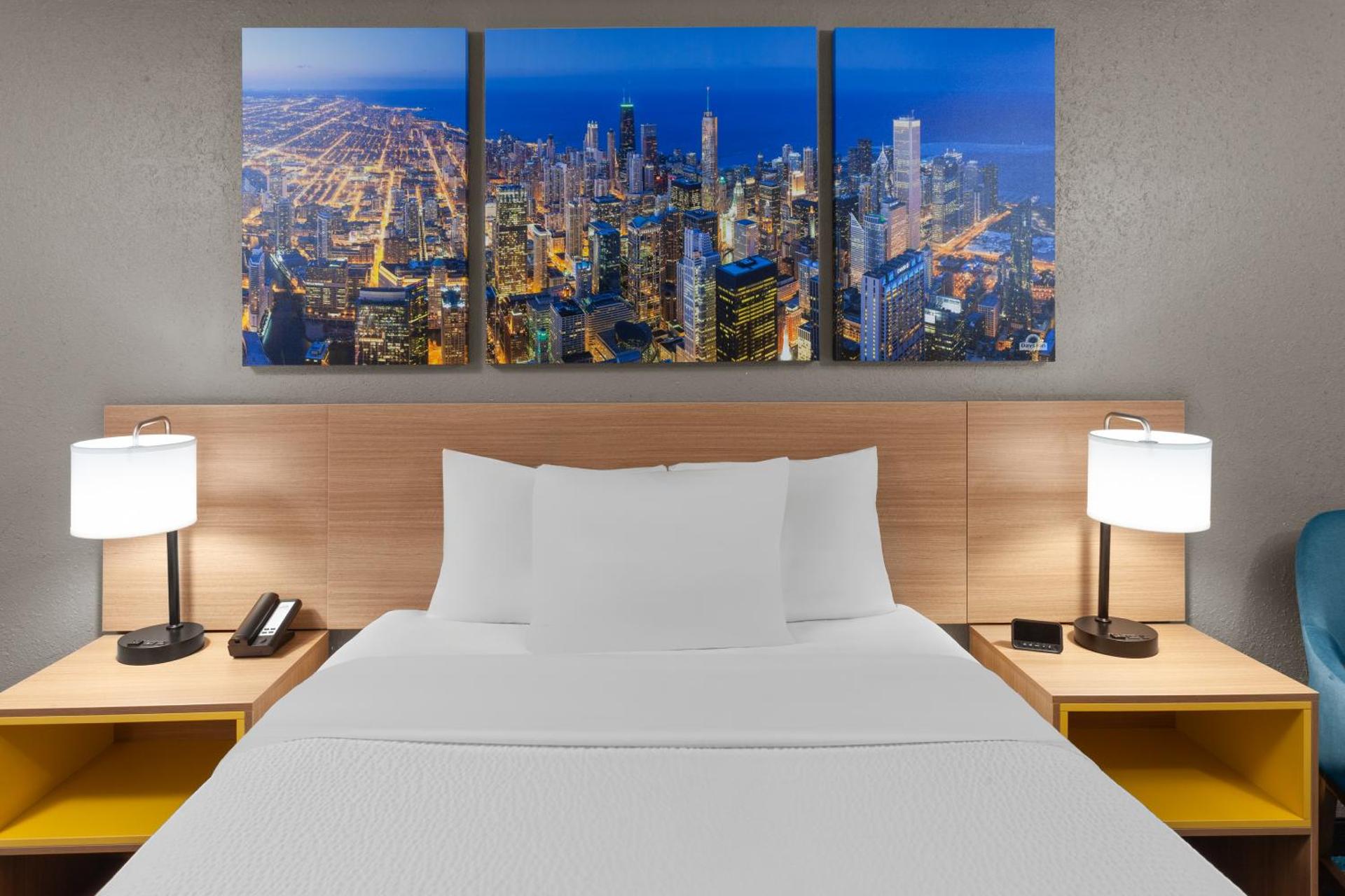 Queen Room with Bathtub with Grab Bars - Mobility Accessible/Non-Smoking