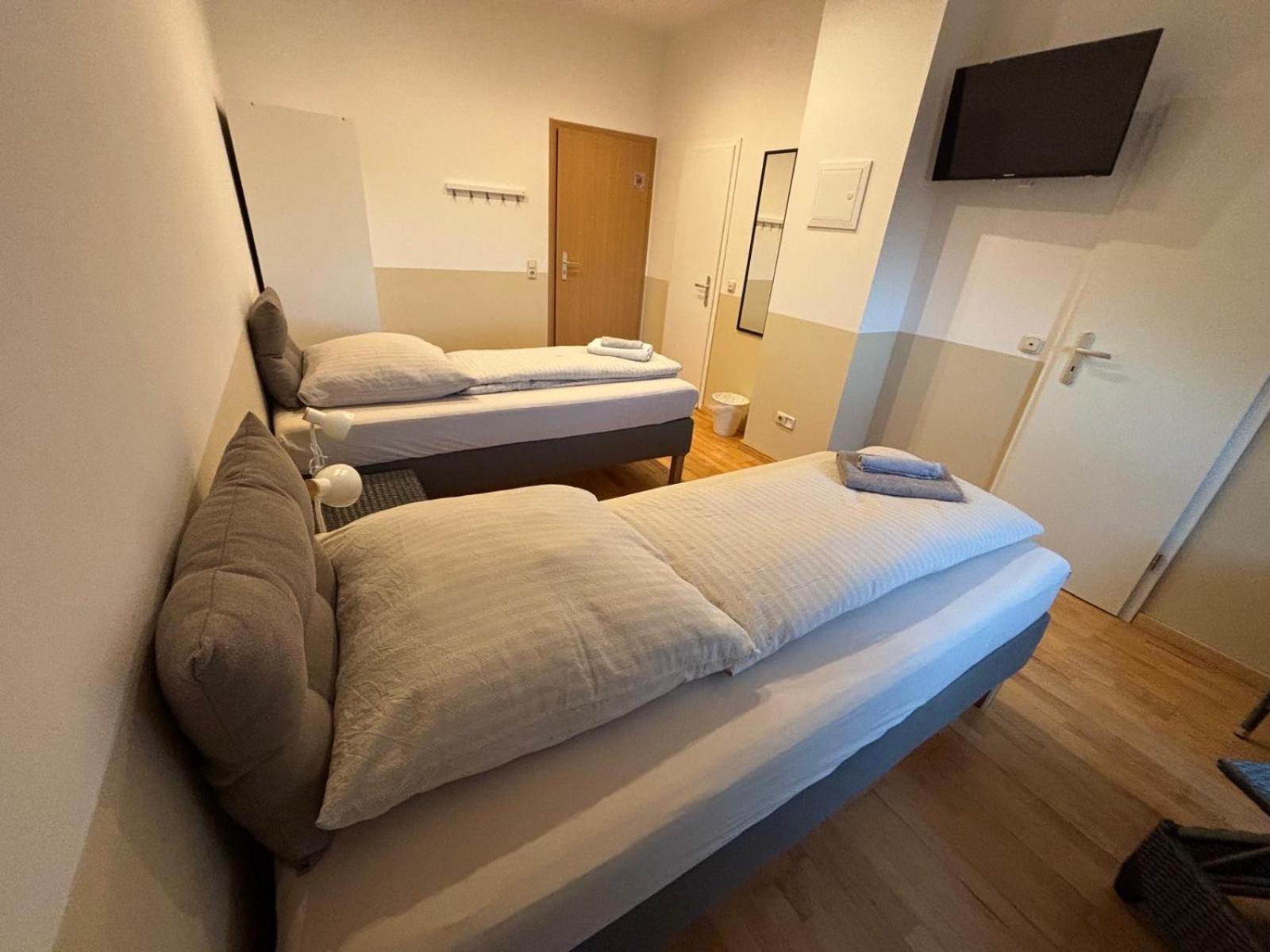 Doppelzimmer-Bad-Kühlschrank TV-18