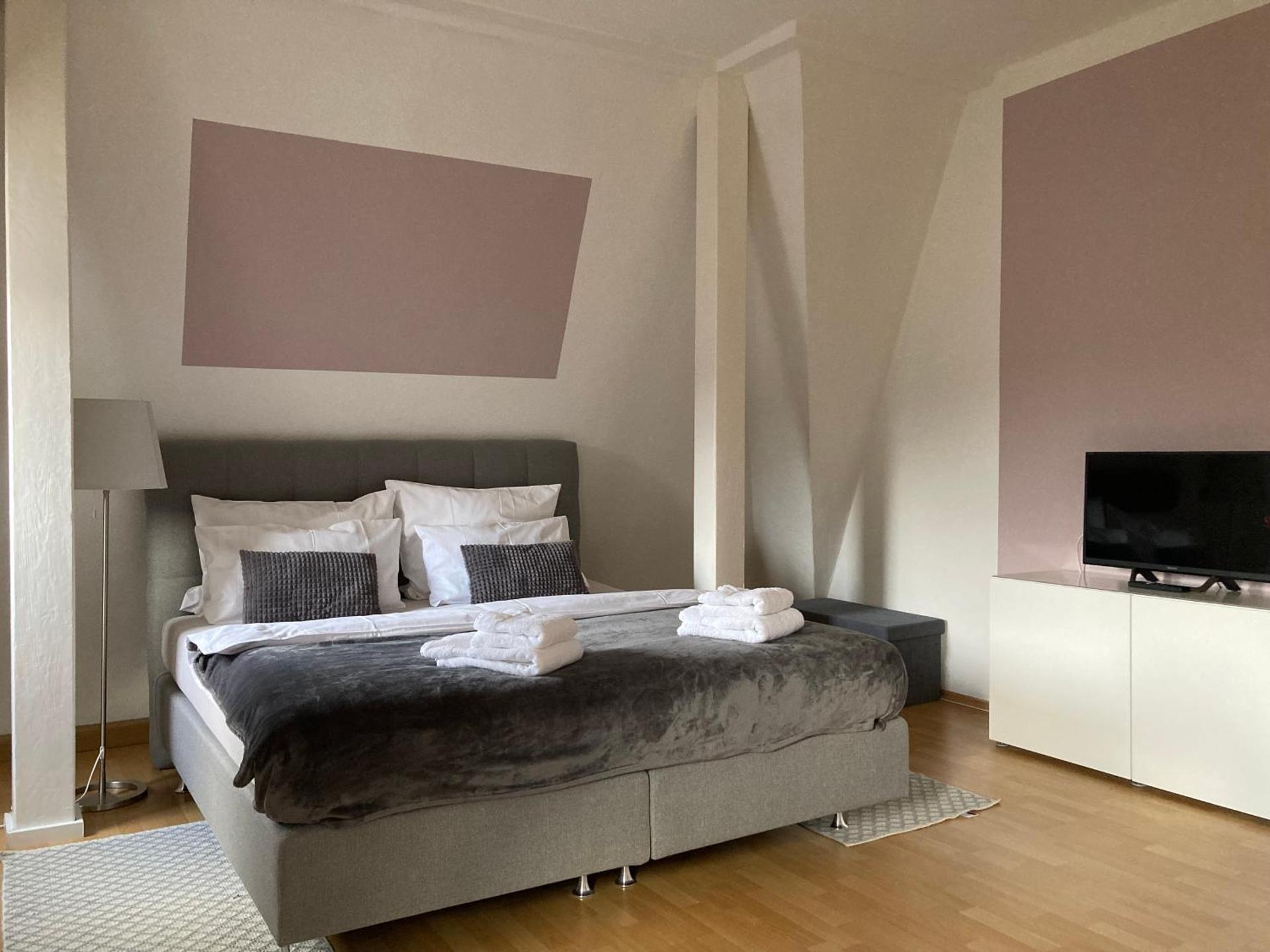 Villa Schlossblick I - Entspannung in exklusiver Ferienwohnung mit Panoramablick, Parkplatz, WLAN, Smart-TV