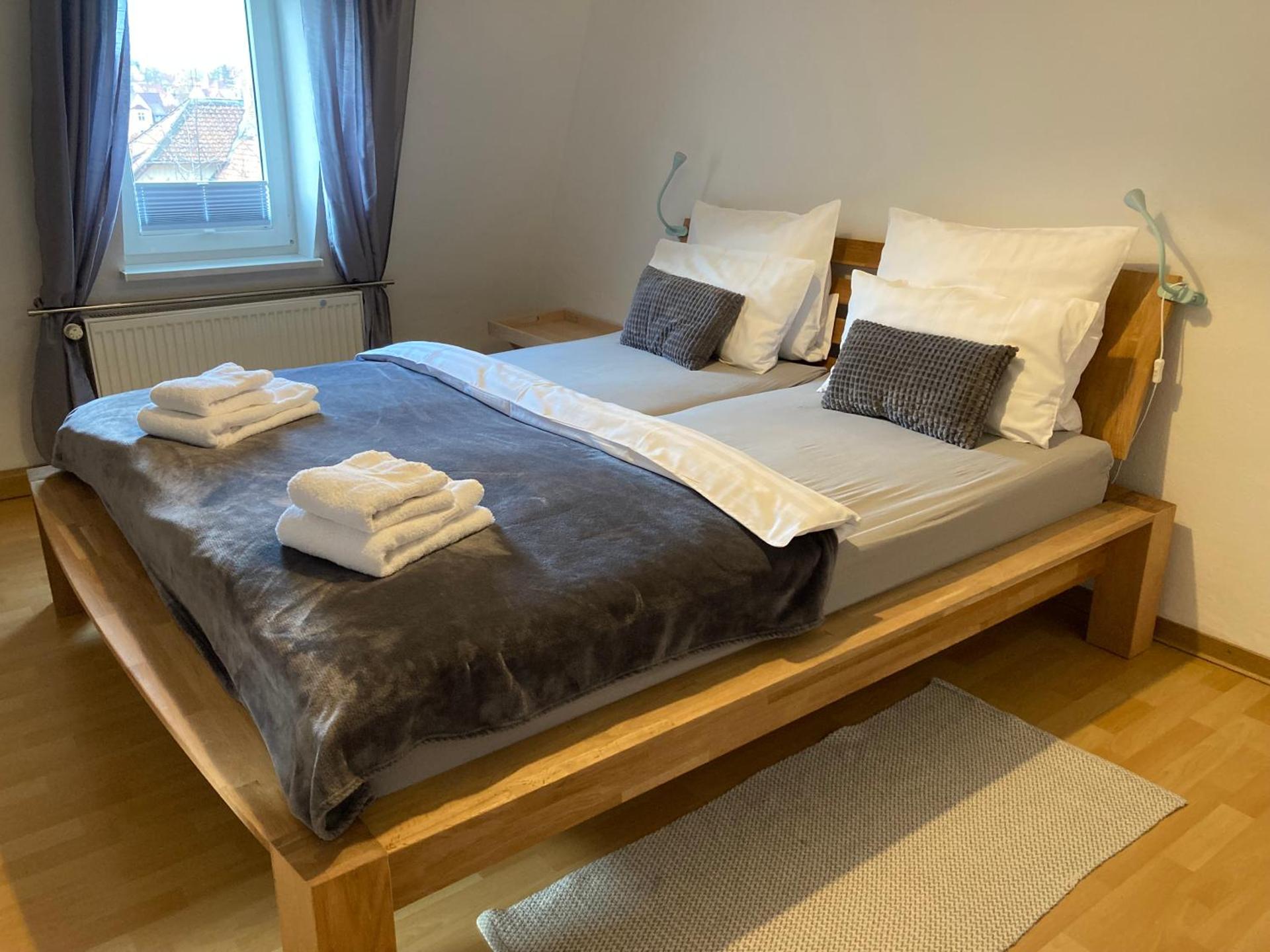 Villa Schlossblick I - Entspannung in exklusiver Ferienwohnung mit Panoramablick, Parkplatz, WLAN, Smart-TV