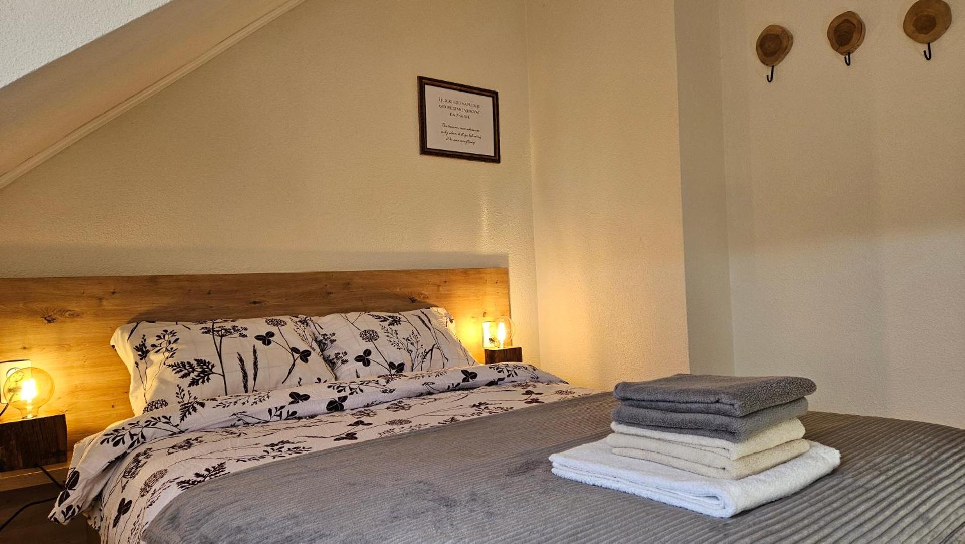 Apartman oak Nikola's lamp