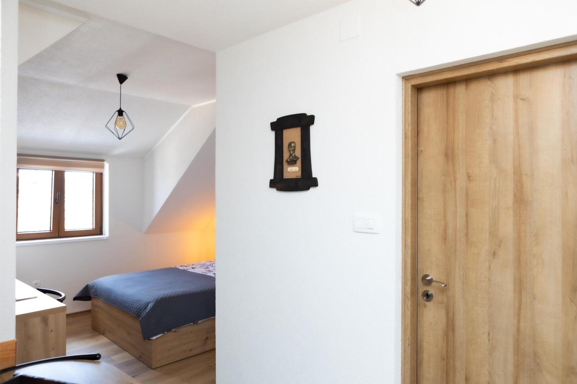 Apartman oak Nikola's lamp