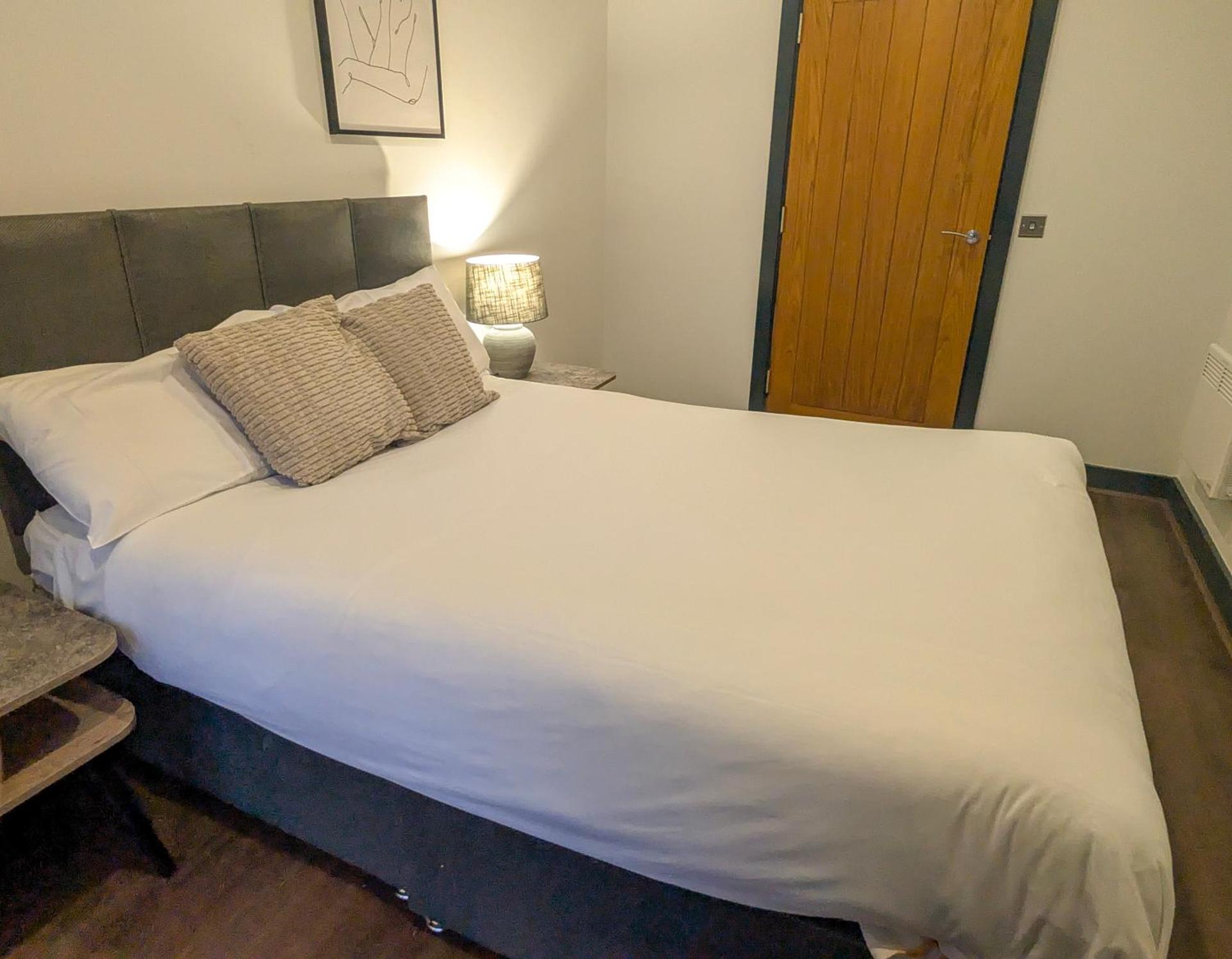 One-Bedroom Apartment with One Double Bed and Sofa Bed - Walk-In Shower/Non-Smoking