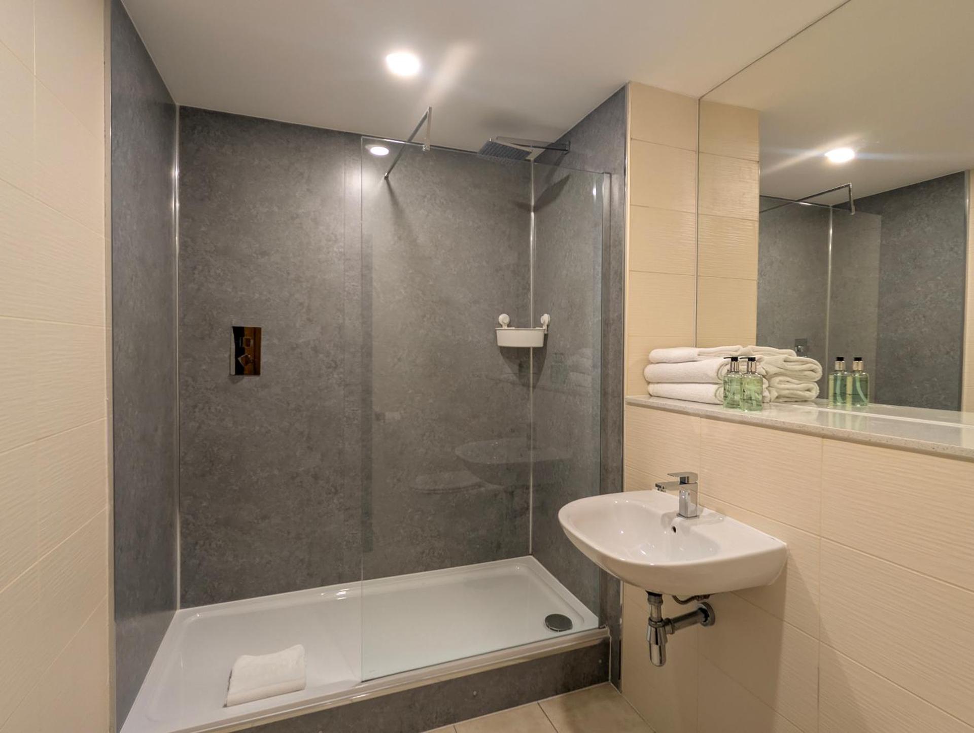 Two-Bedroom Apartment with Two Double Beds and Sofa Bed - Walk-In Shower/Non-Smoking