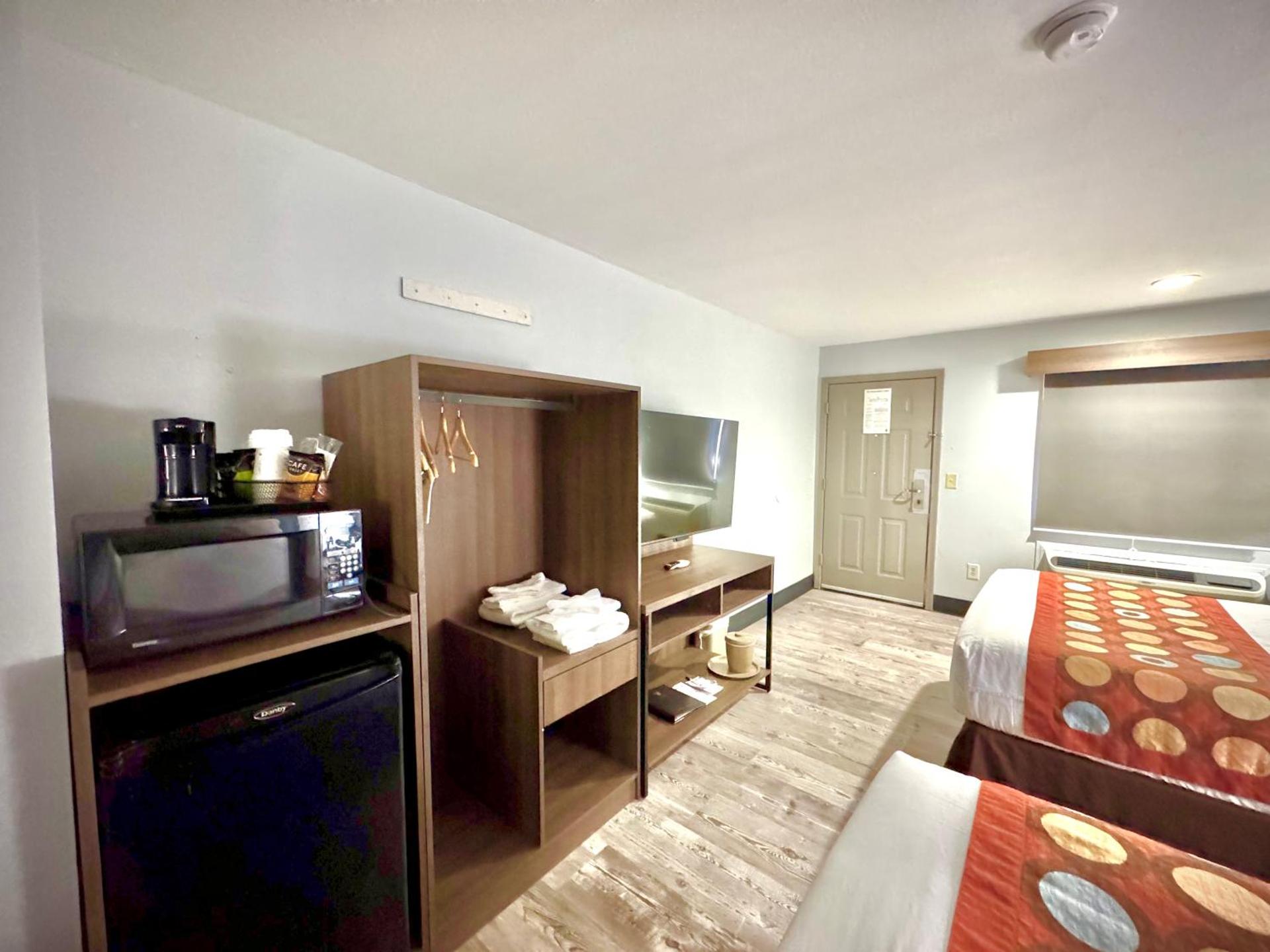 Super 8 by Wyndham Clovis