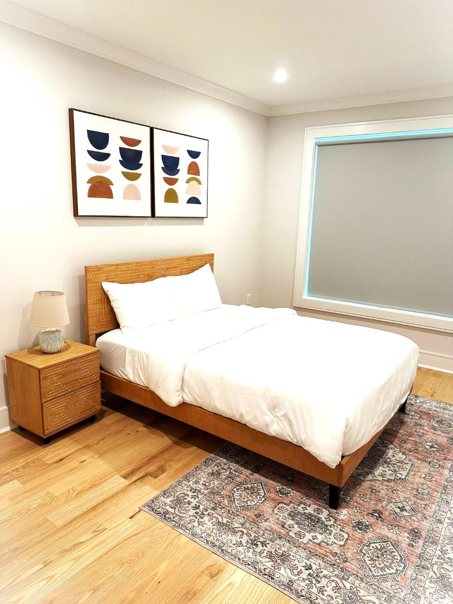 Huge 2000 sqft Luxury & Stylish Condo minutes to New York