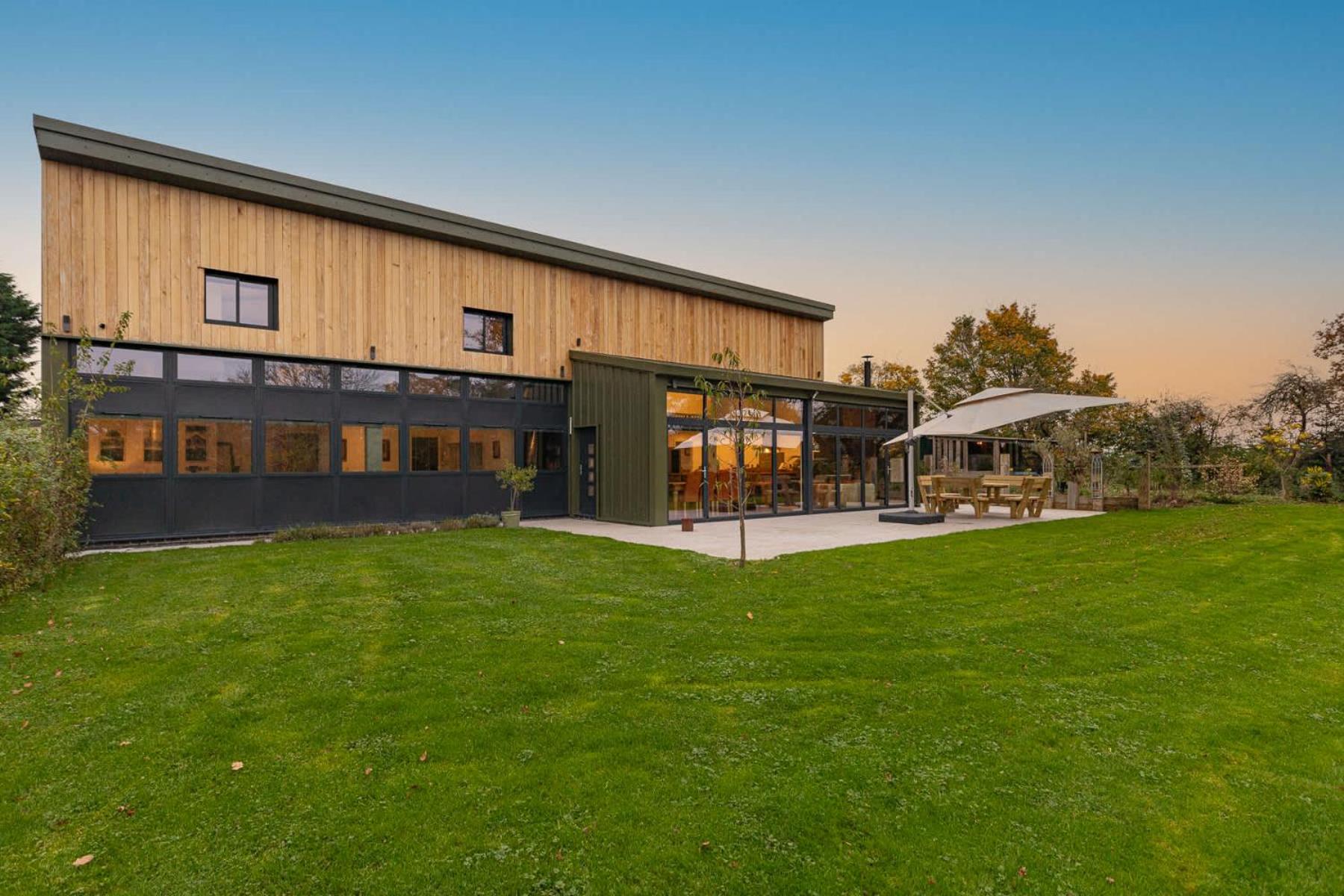 Dragons Barn with Hot Tub