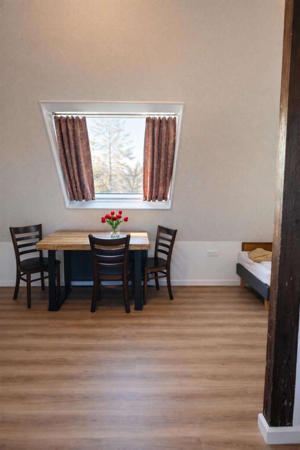 Neljän hengen huone