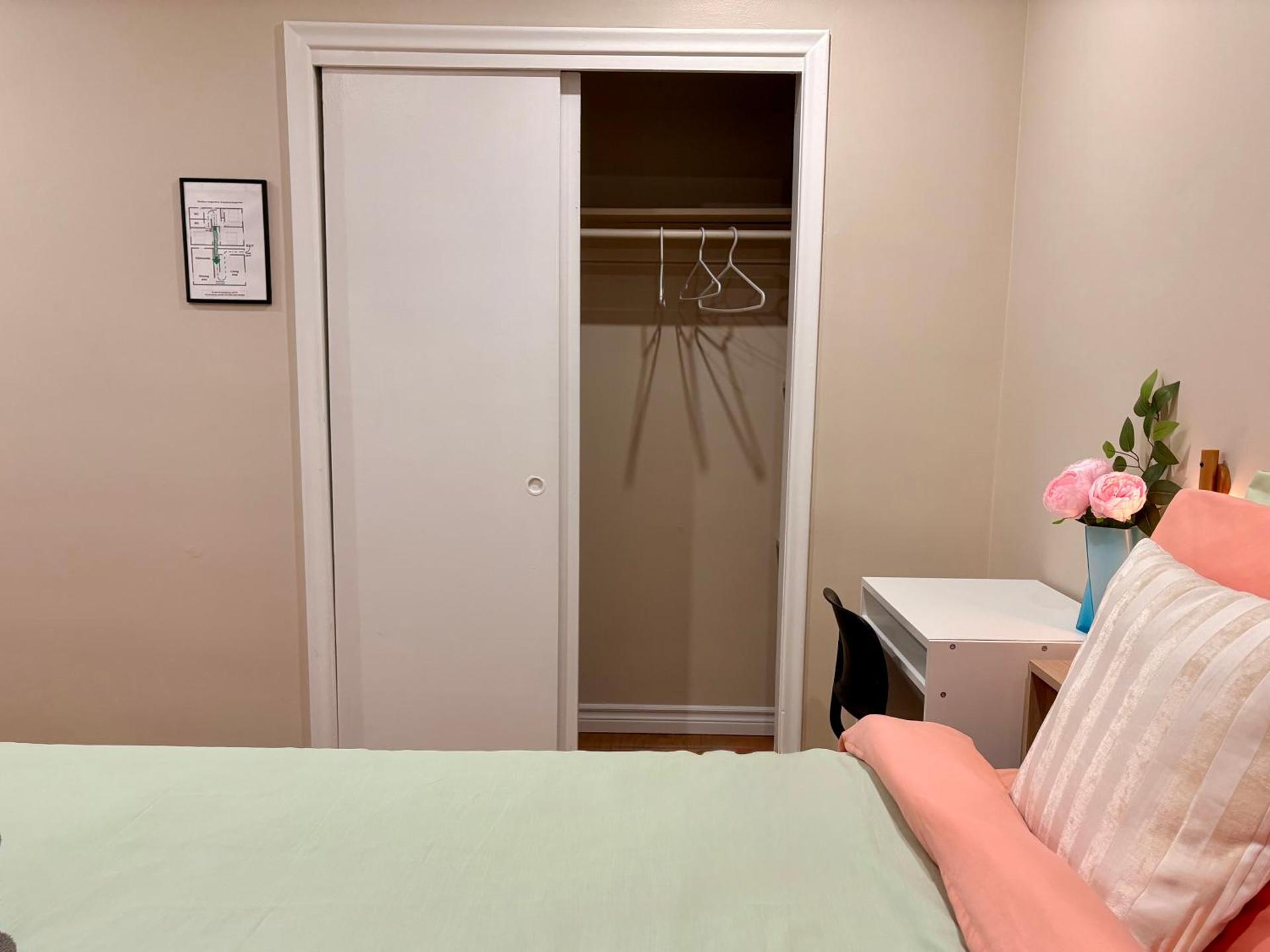 Vita House - Rogers Stadium and Yorkdale Mall Toronto - quiet and cozy bedrooms