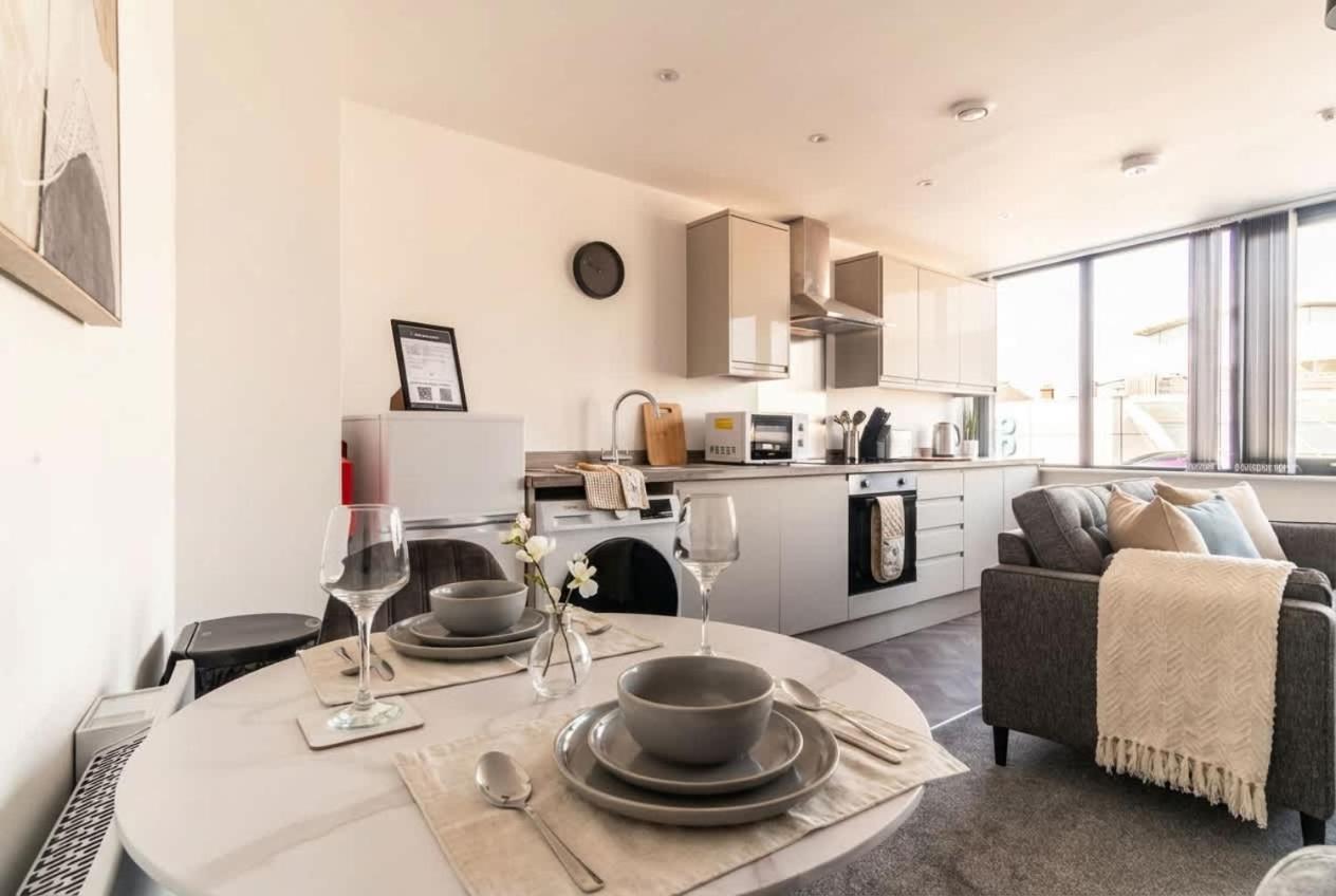 Bright 1 Bed Apartment in Central Wrexham