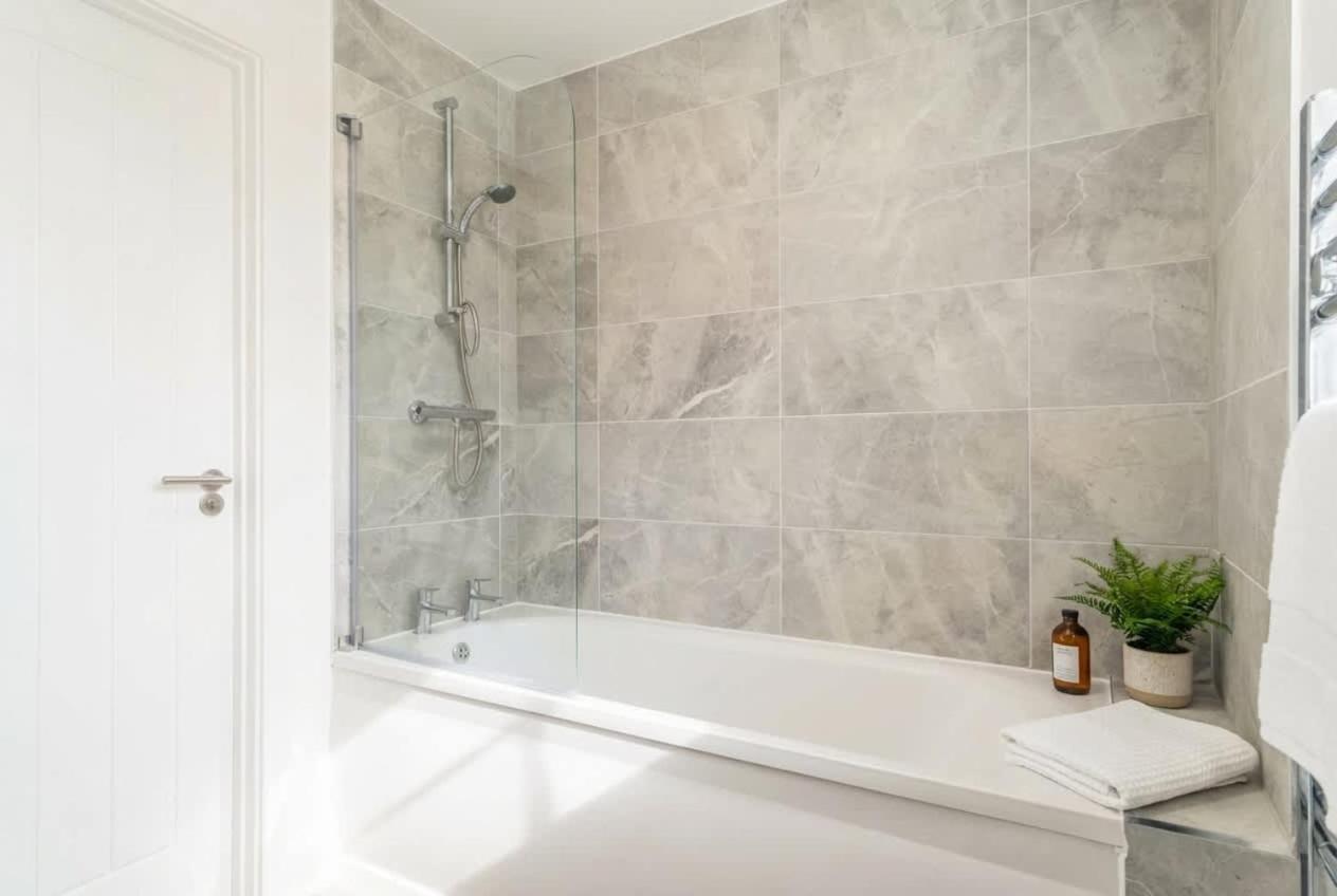 Bright 1 Bed Apartment in Central Wrexham