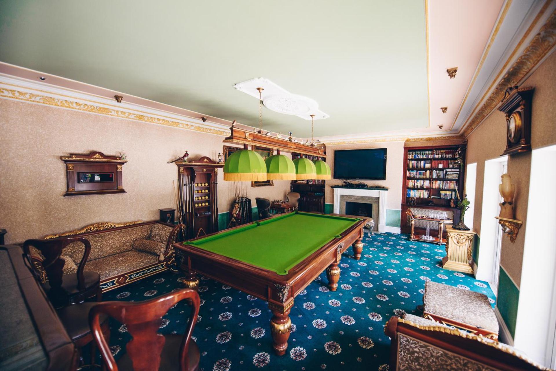 Traditional Log Cabin next to Harry Potter Studios