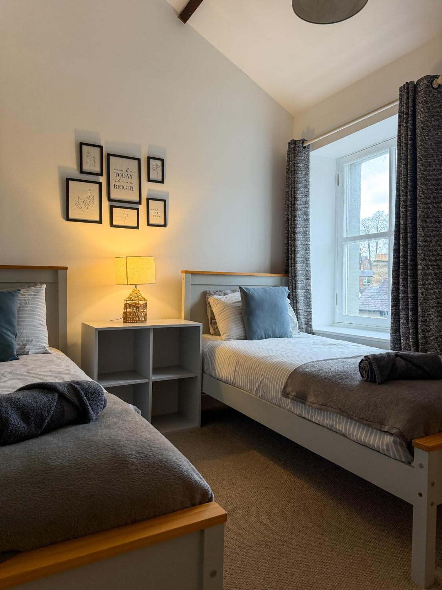 Penthouse Retreat - 2 bed flat, sleeps 4 - Brampton Town Centre, Hadrians Wall