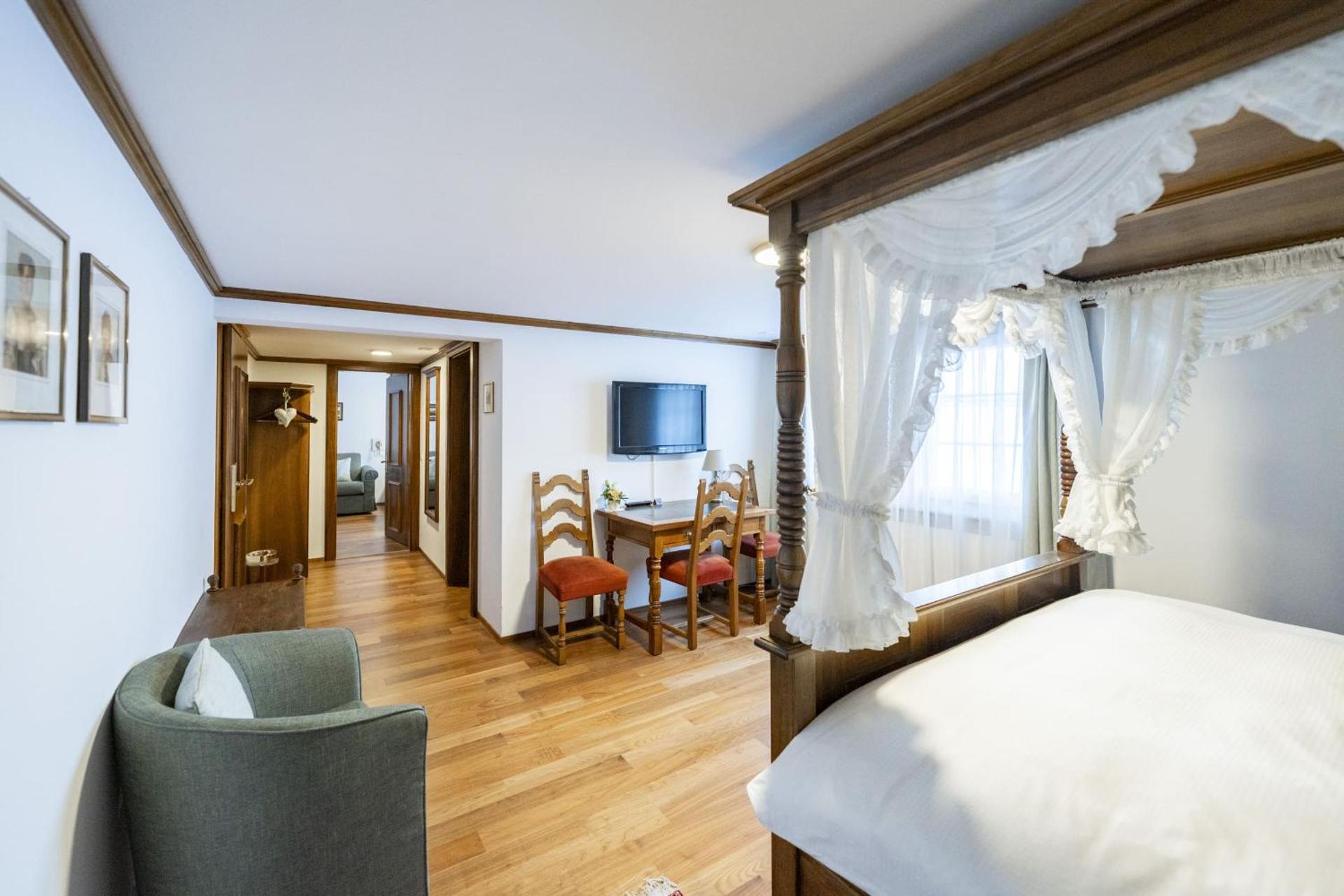 Communal lounge/ TV room