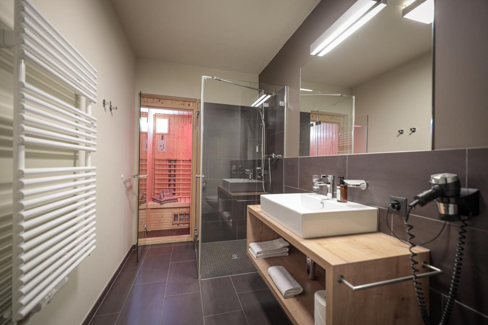 Deluxe One-Bedroom Apartment