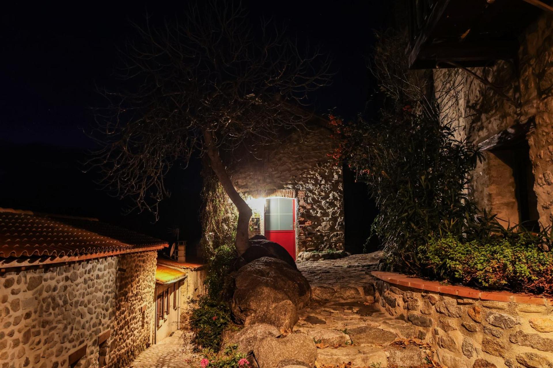 Charming stone house in Eus - Vue sur les Montagnes & Confort 2025