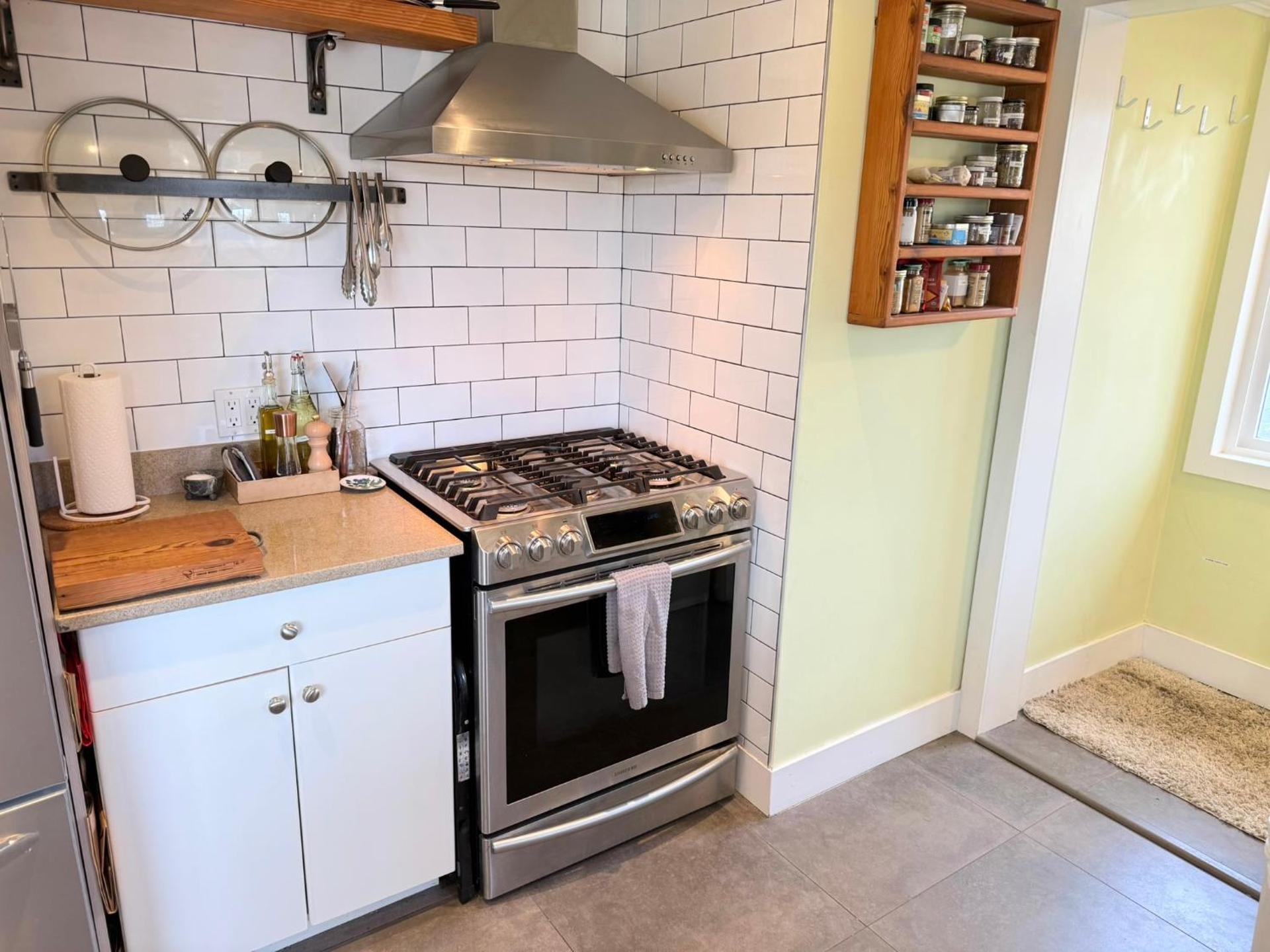 The Orange Door Bungalow- 2-BR w private yard, walkable to cafes & restaurants, 10 min to DT