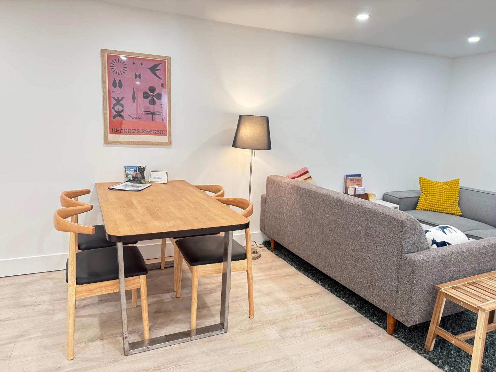 The Orange Door Bungalow- 2-BR w private yard, walkable to cafes & restaurants, 10 min to DT