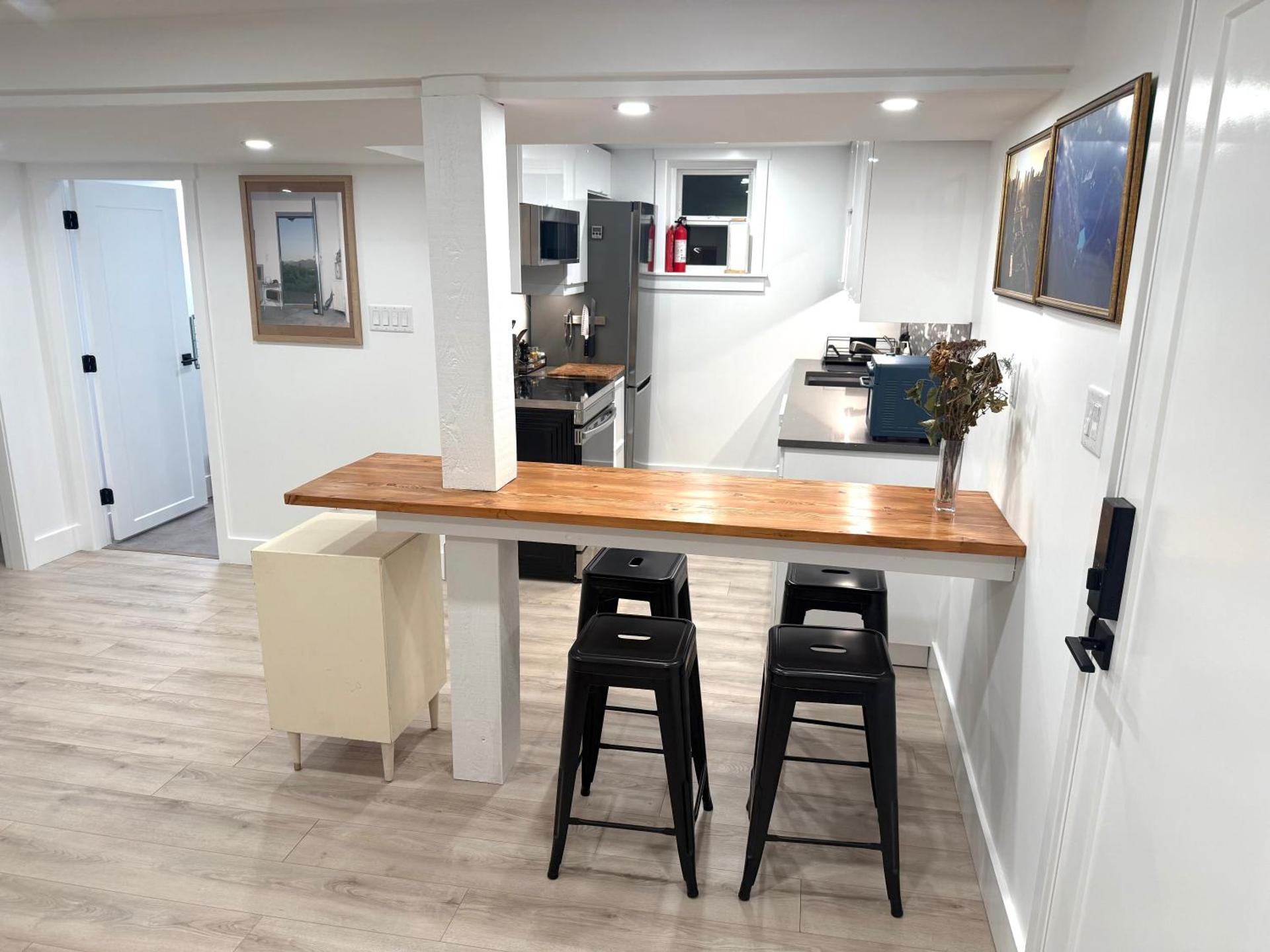 The Orange Door Bungalow- 2-BR w private yard, walkable to cafes & restaurants, 10 min to DT