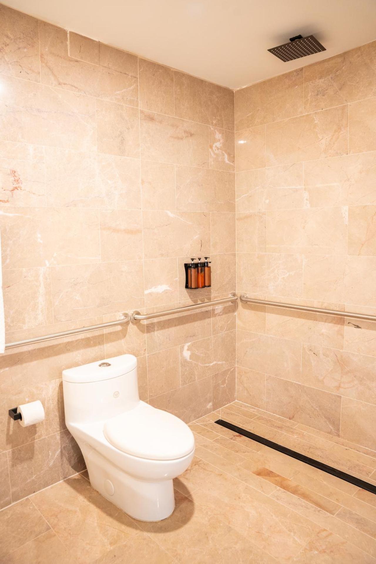 Rum King med tröskelfri dusch - Tillgänglighetsanpassat och rökfritt