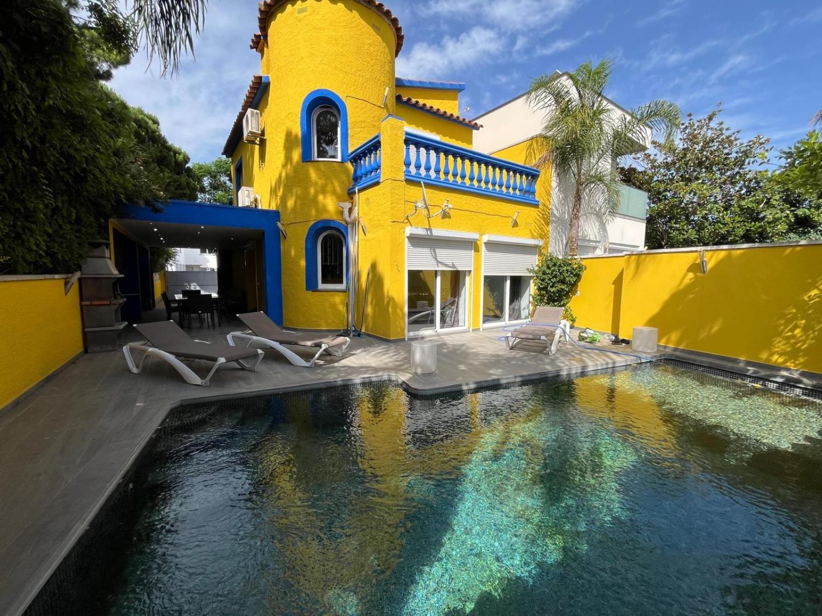 Casa con barbacoa , PISCINA-jacuzzi climatizada, 4 HABITACIONES a 5 minutos del centro y el MAR en coche, capacidad HASTA 10 PERSONAS