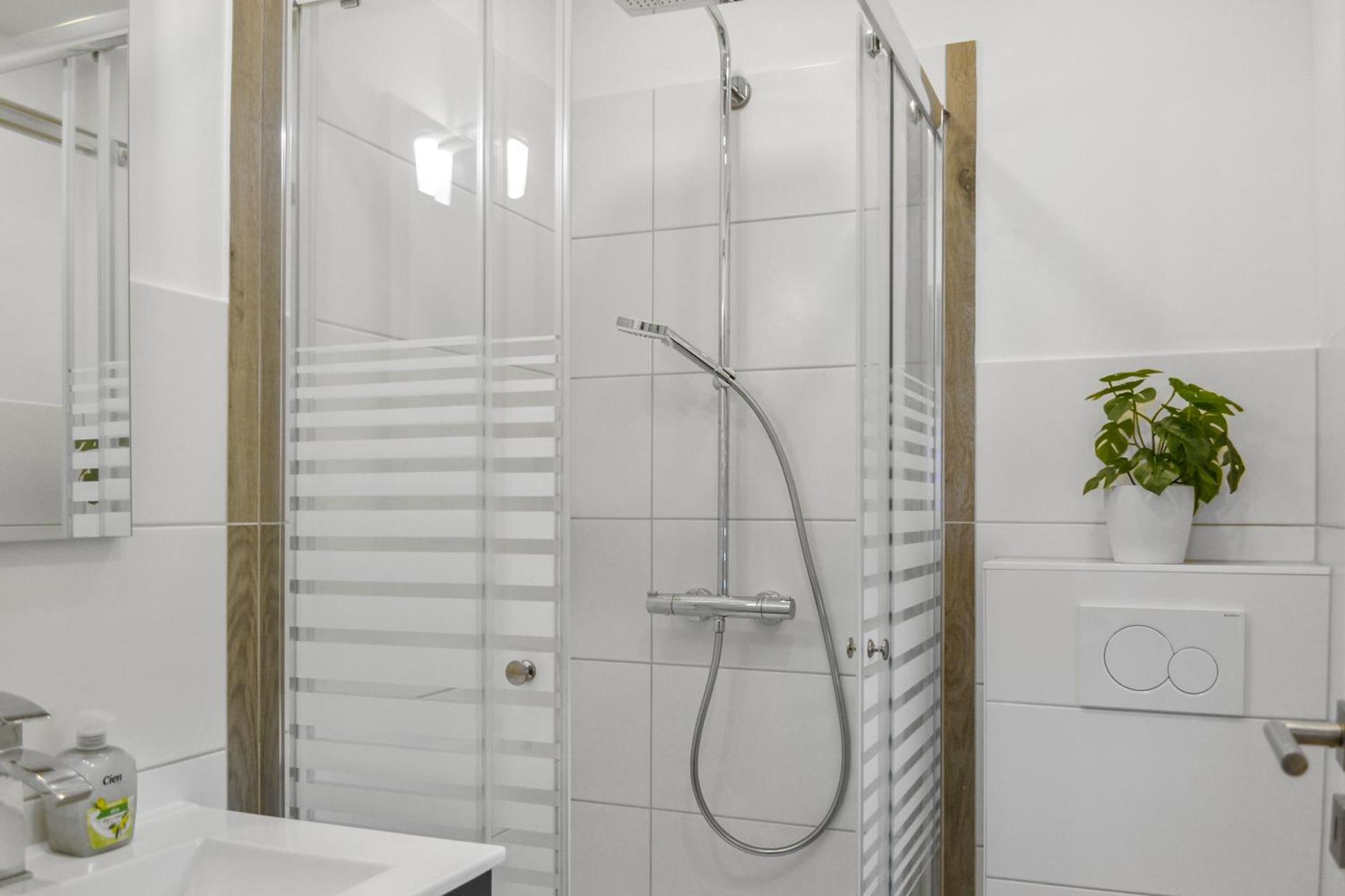 Apartment mit Terrasse, privater Eingang und Parkplatz