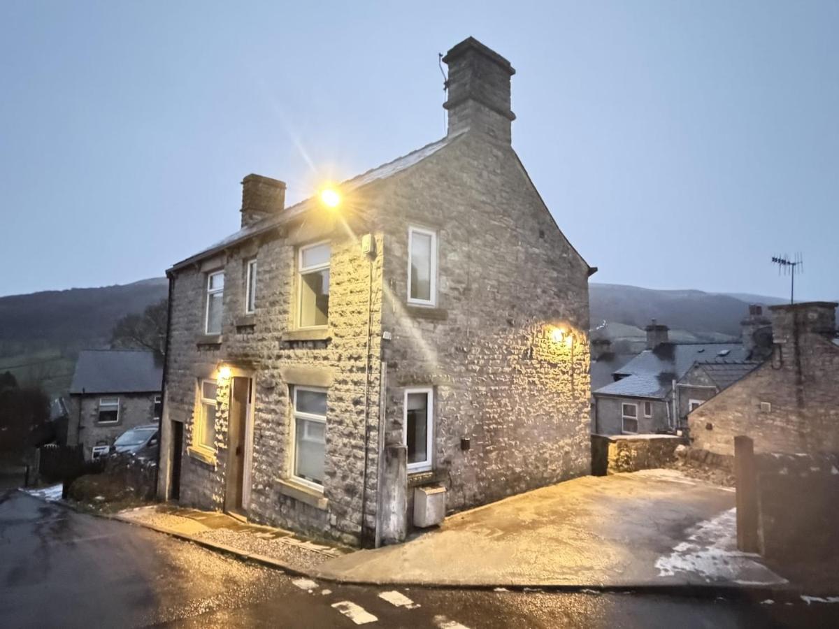 Northcliffe - Stylish Stone Cottage - Spa Bath - Peak Views