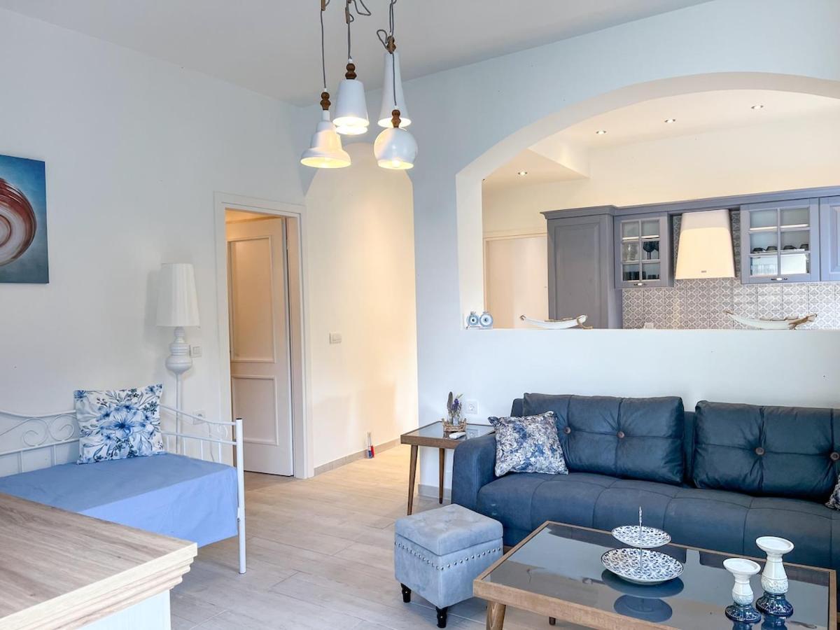 Reginas Studios & Apartments- Blue Flower apartment