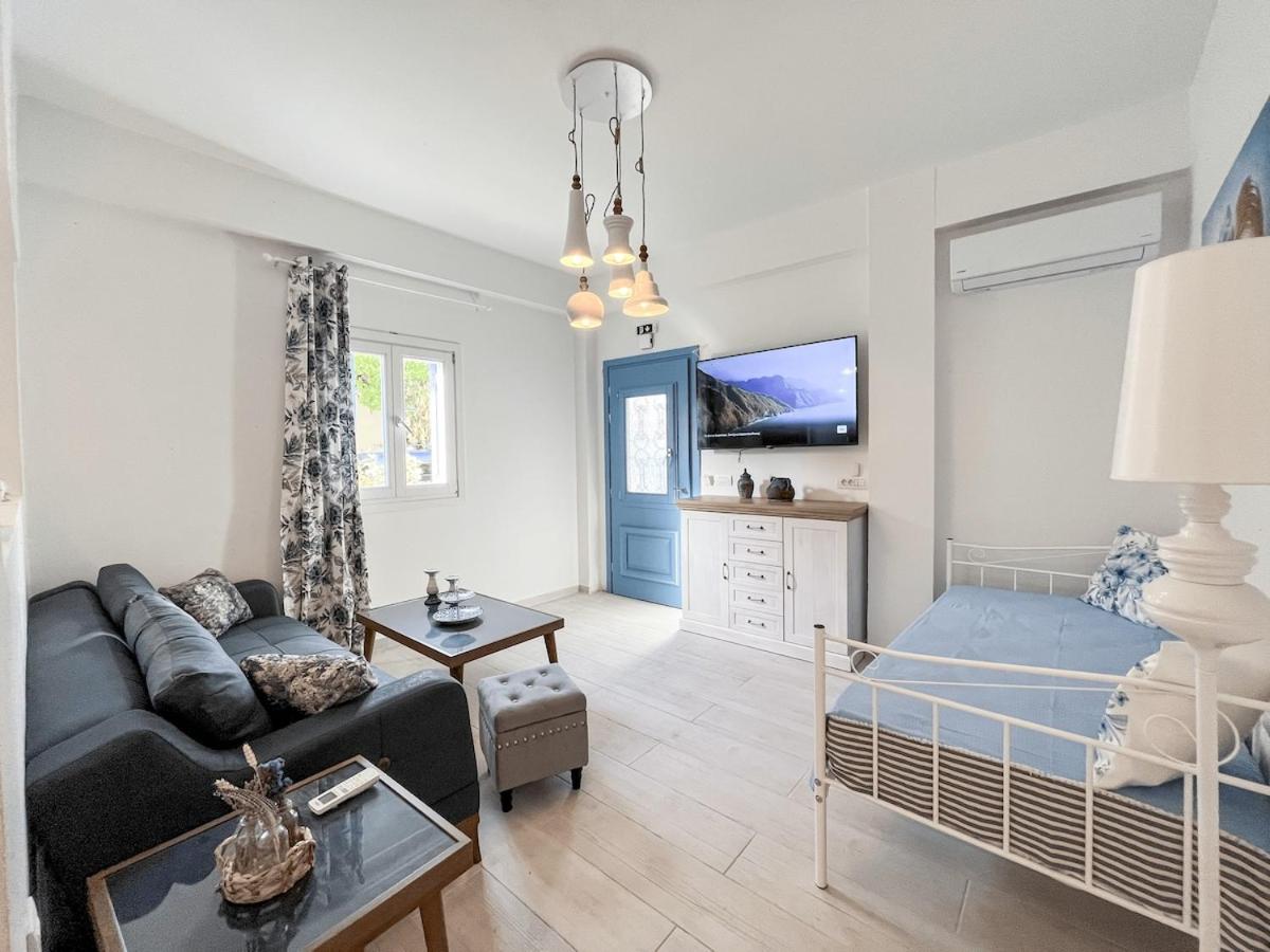 Reginas Studios & Apartments- Blue Flower apartment