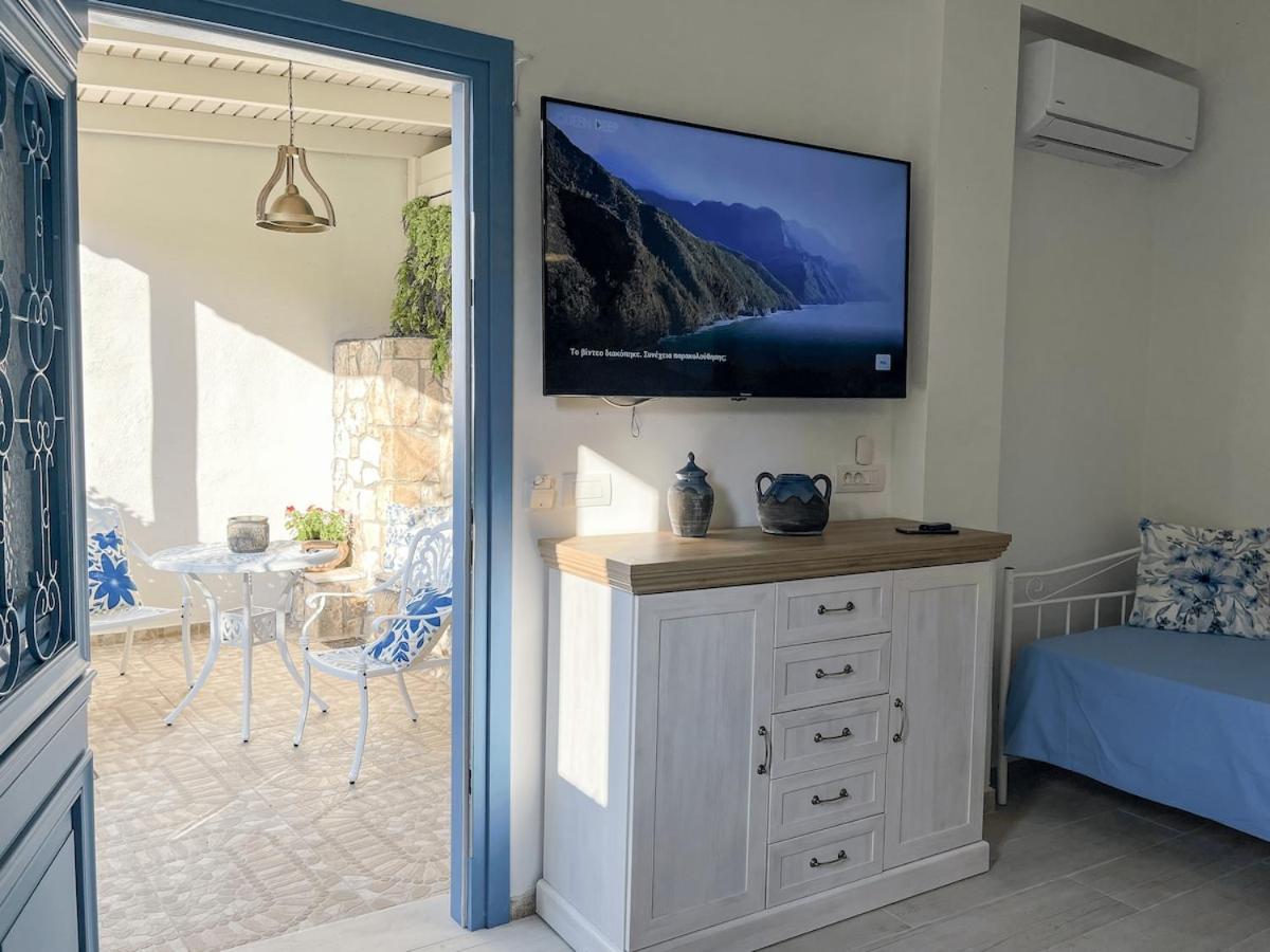 Reginas Studios & Apartments- Blue Flower apartment