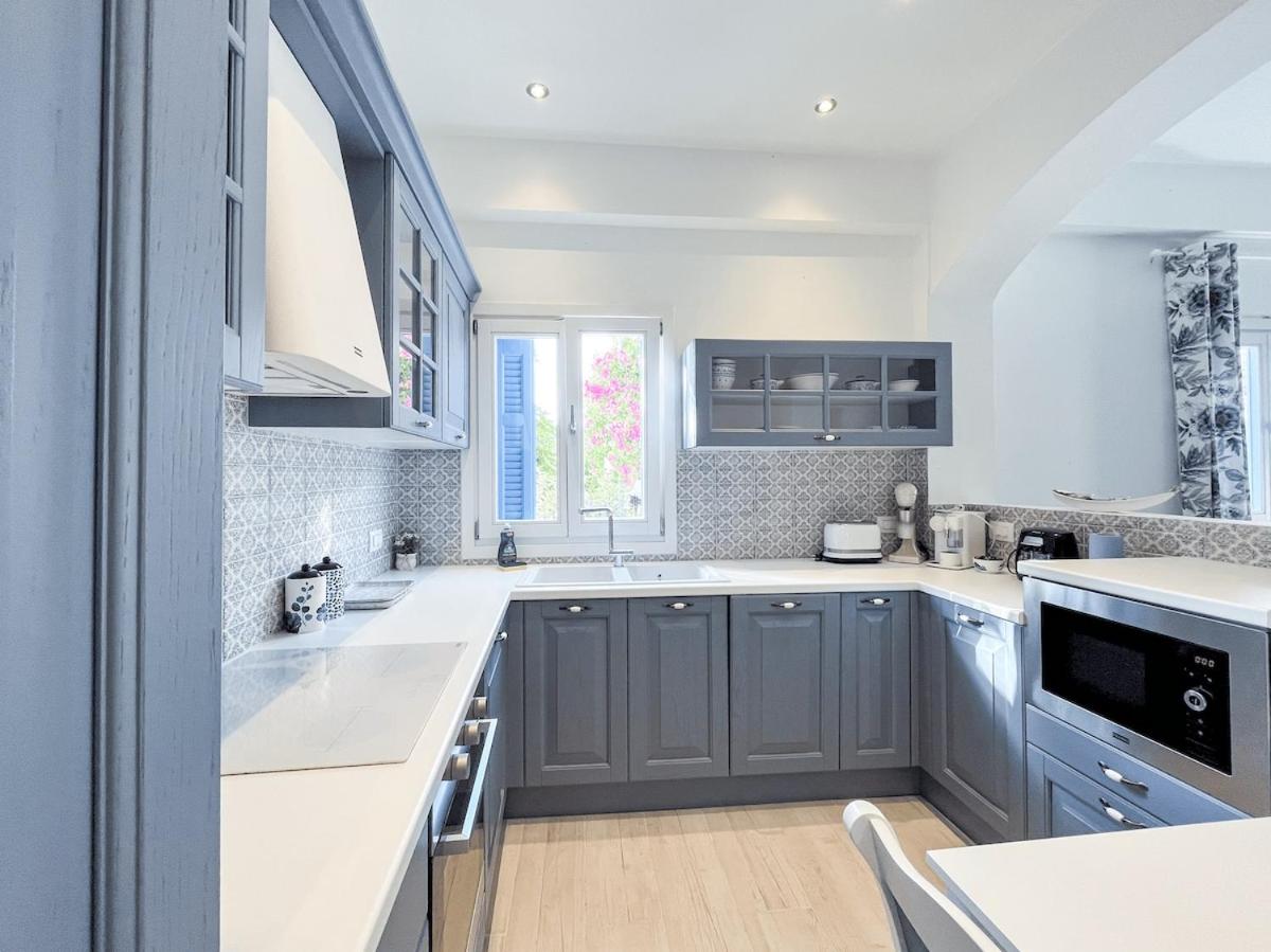 Reginas Studios & Apartments- Blue Flower apartment