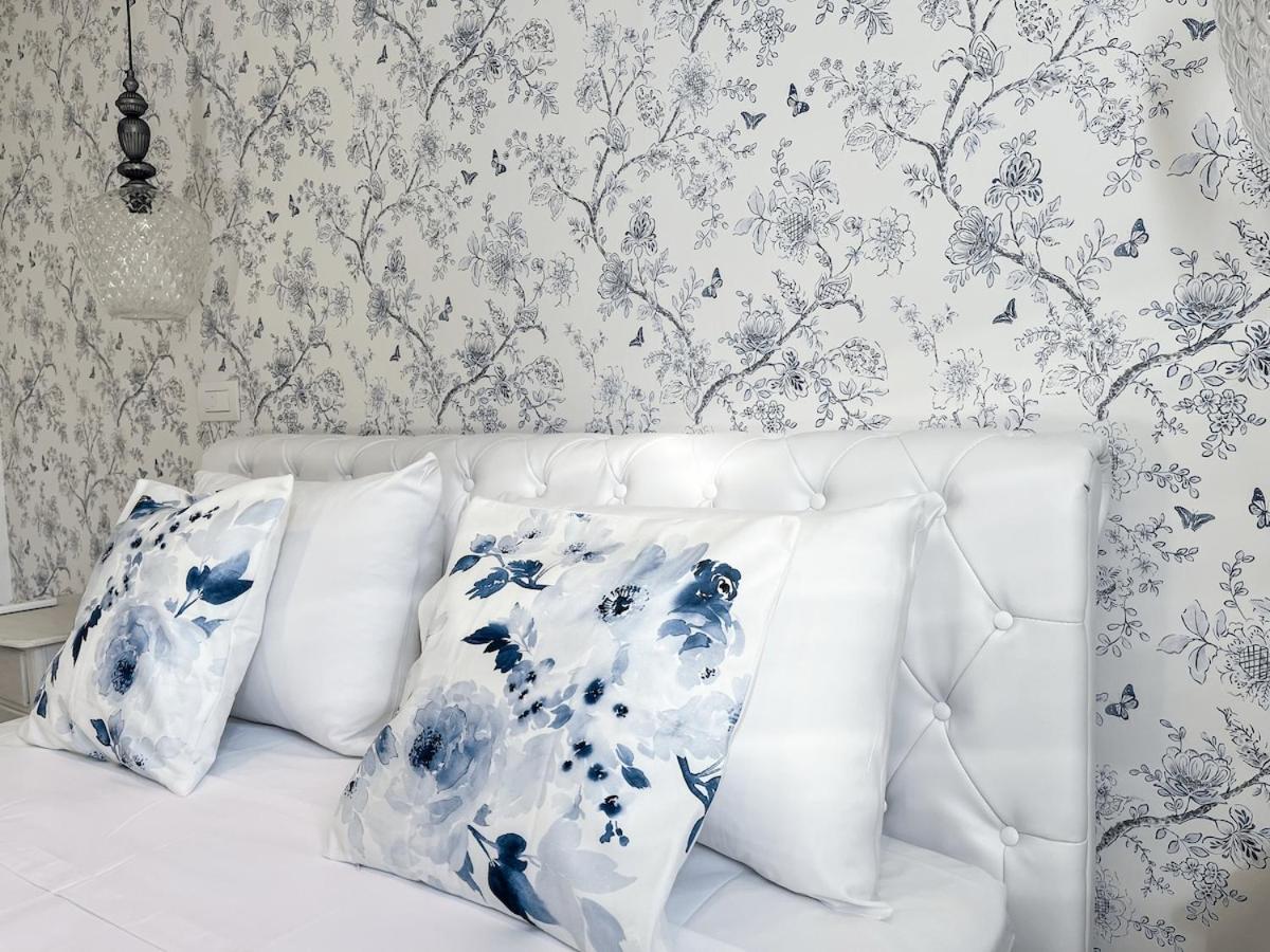 Reginas Studios & Apartments- Blue Flower apartment