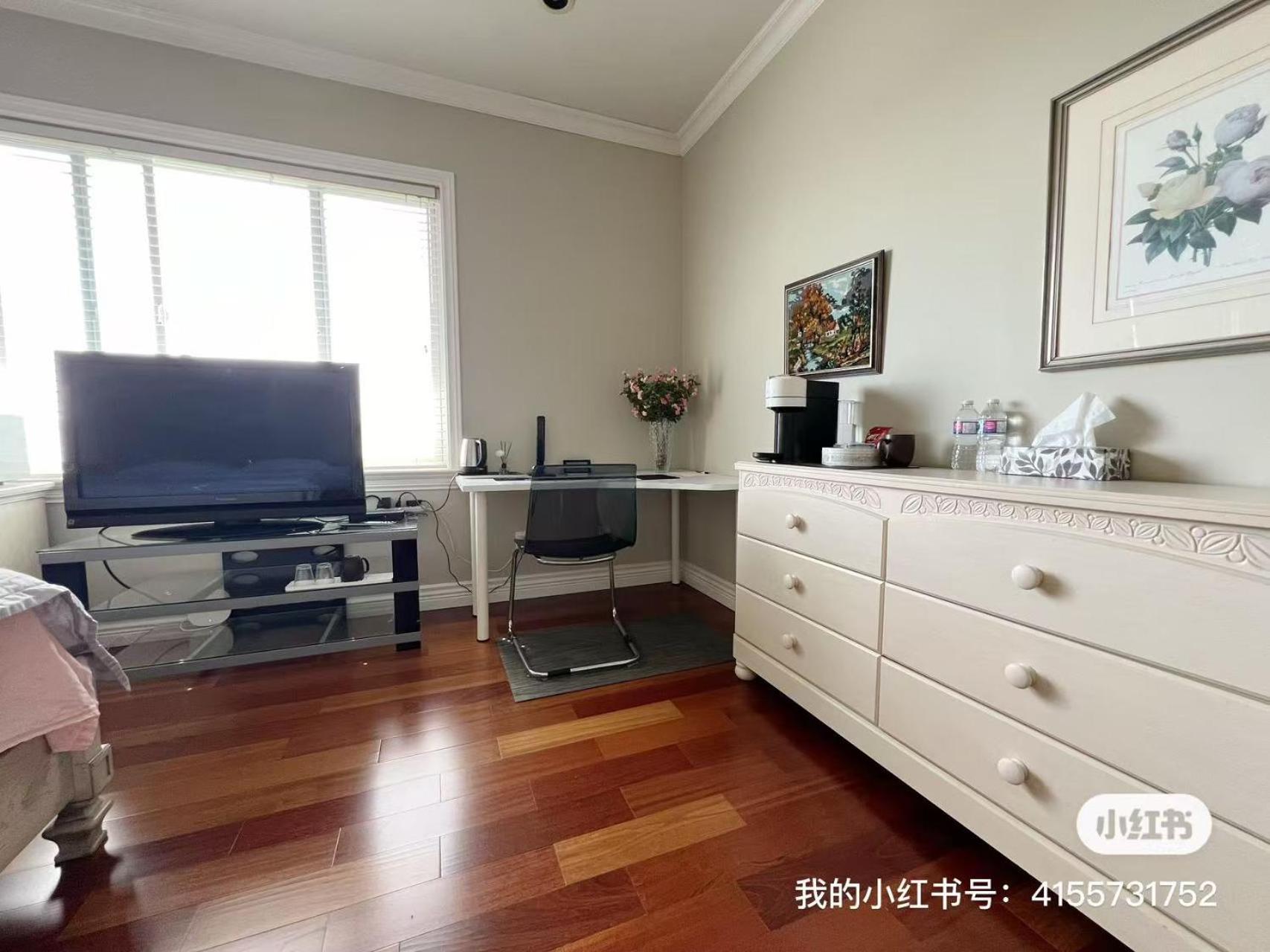 independent entrance cozy room with private bathroom close to YVR Richmond