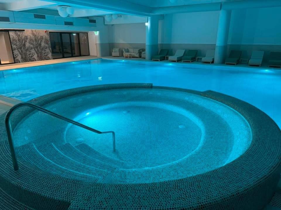 Large Studio - Balcony - Spa and Gym in Building - Free Parking