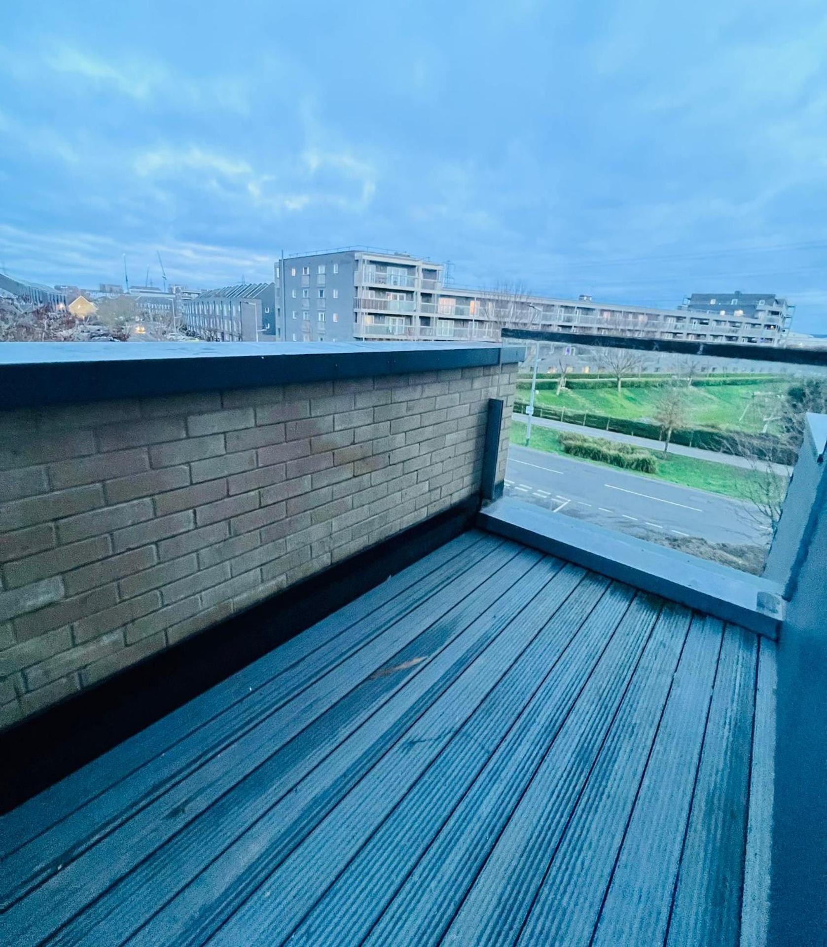 Atom, Large 4 to 5 Bed House in East London, Sleeps 12, Garden, Parking, ideal for Contractors, Large Groups, Travellers