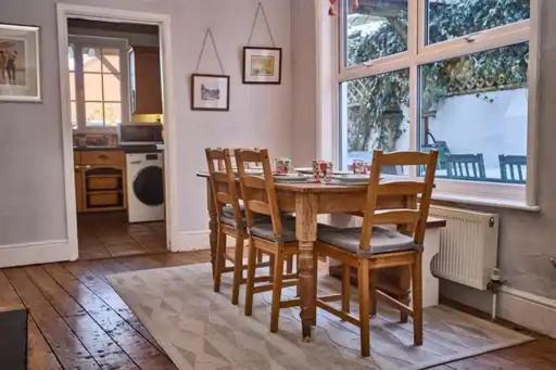 Large character home, hot tub, beach 5 min walk