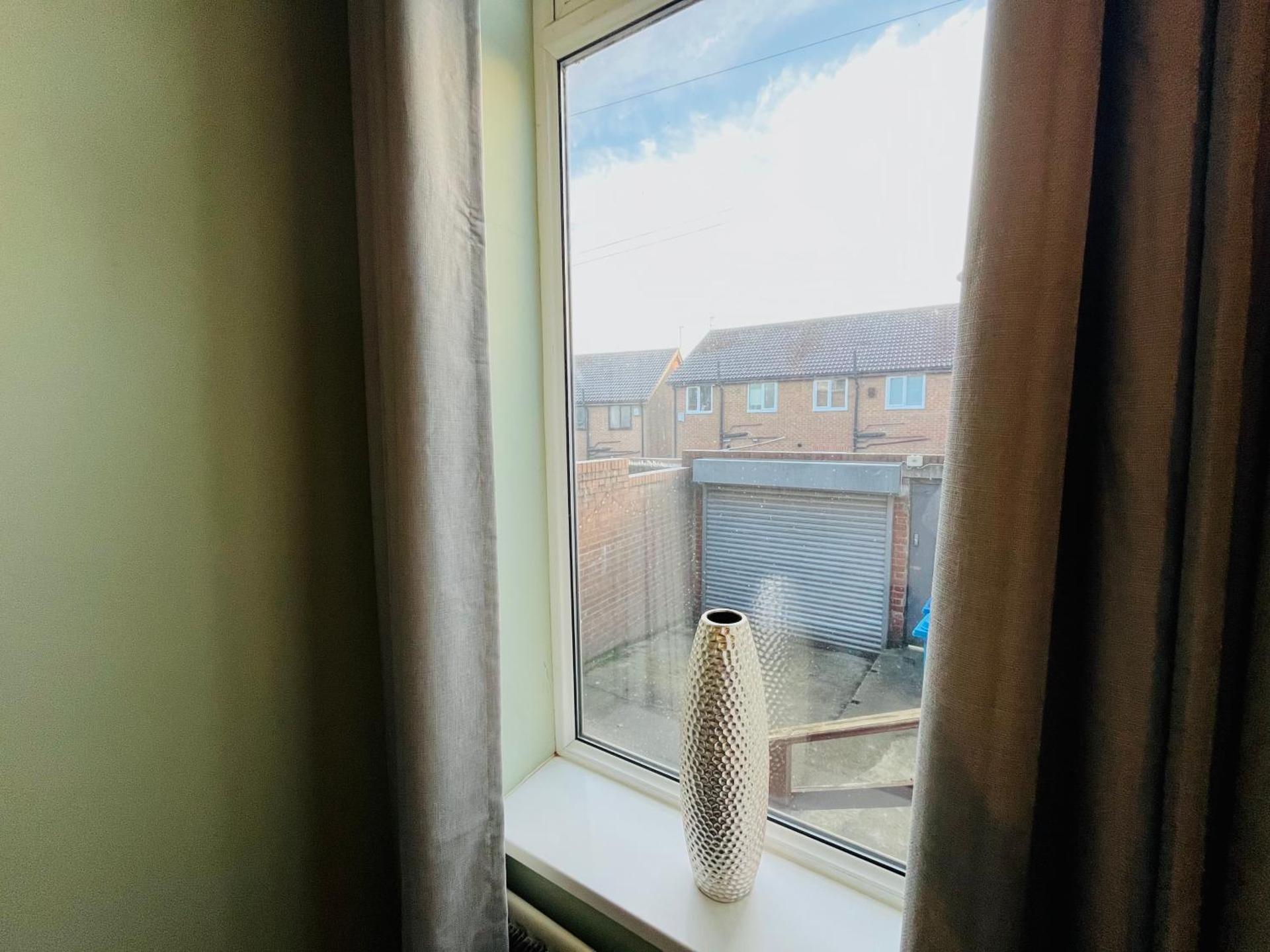 No 7 - Sunderland 3 Bed House with Parking, Sleeps 7, Quiet Location