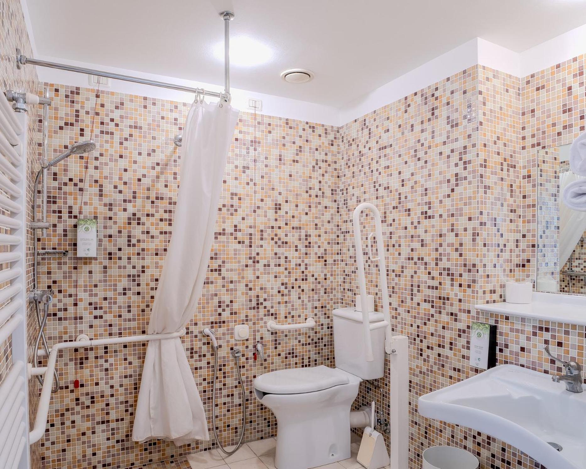 Queen Room - Accessible