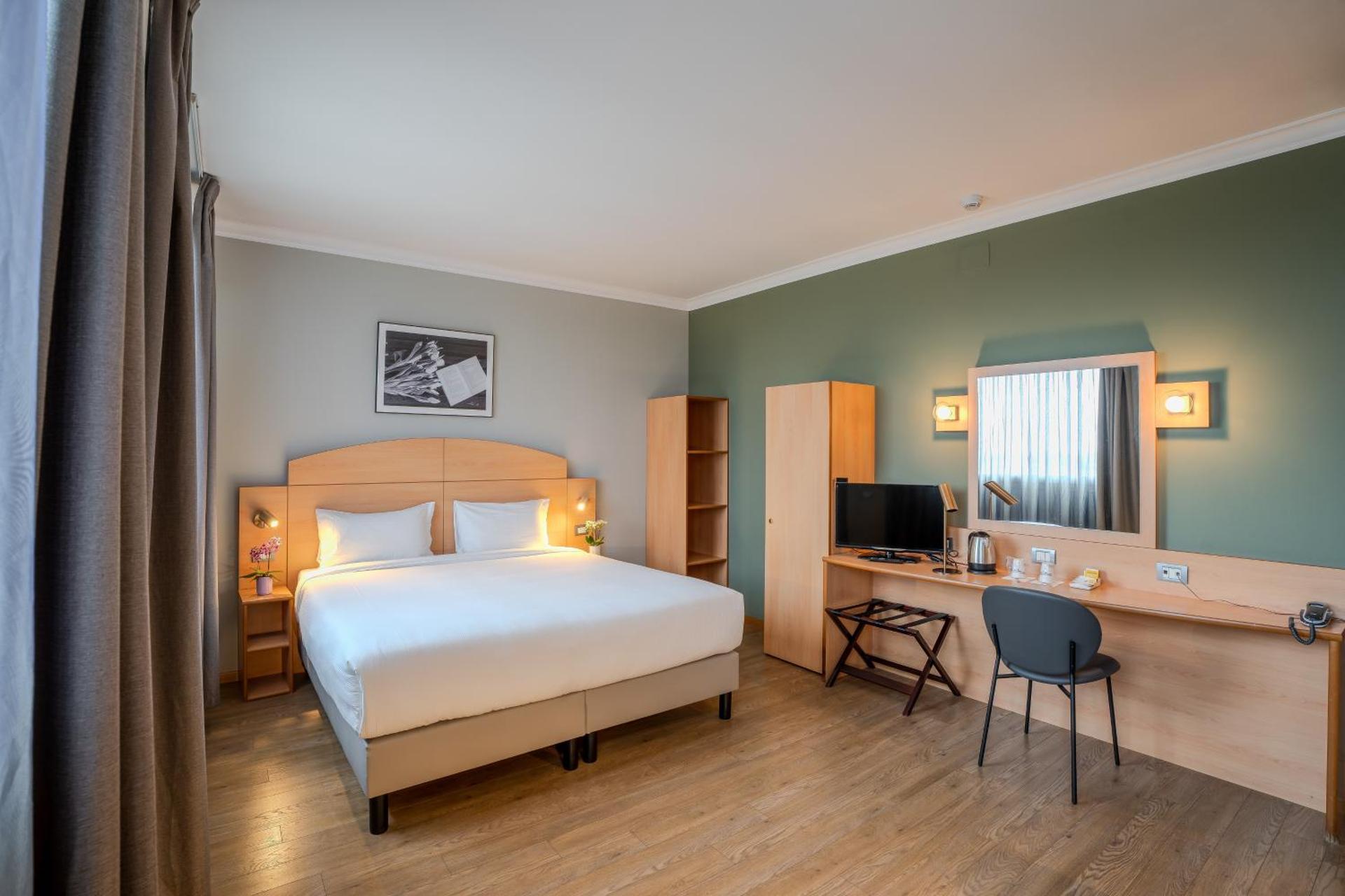 Queen Room - Accessible