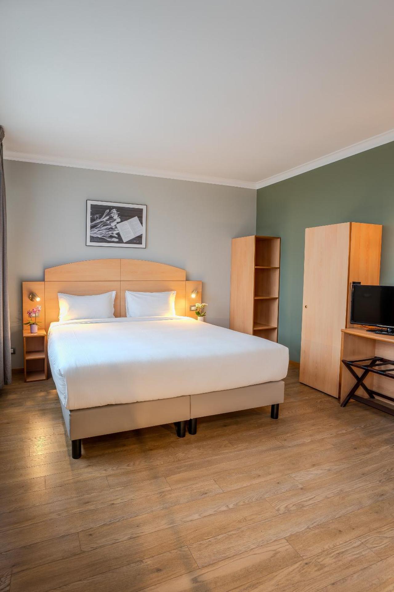 Queen Room - Accessible