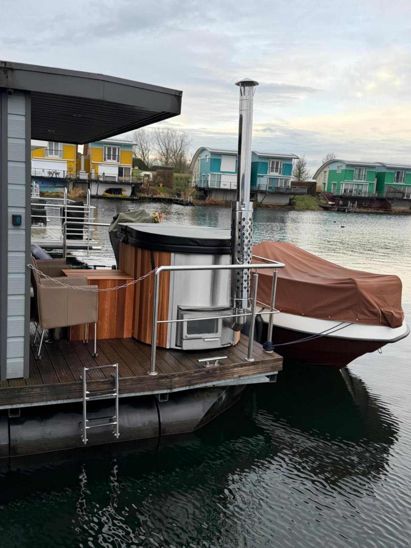 Exclusieve Houseboat La Mare 12 x 5 meter met sauna en hottup