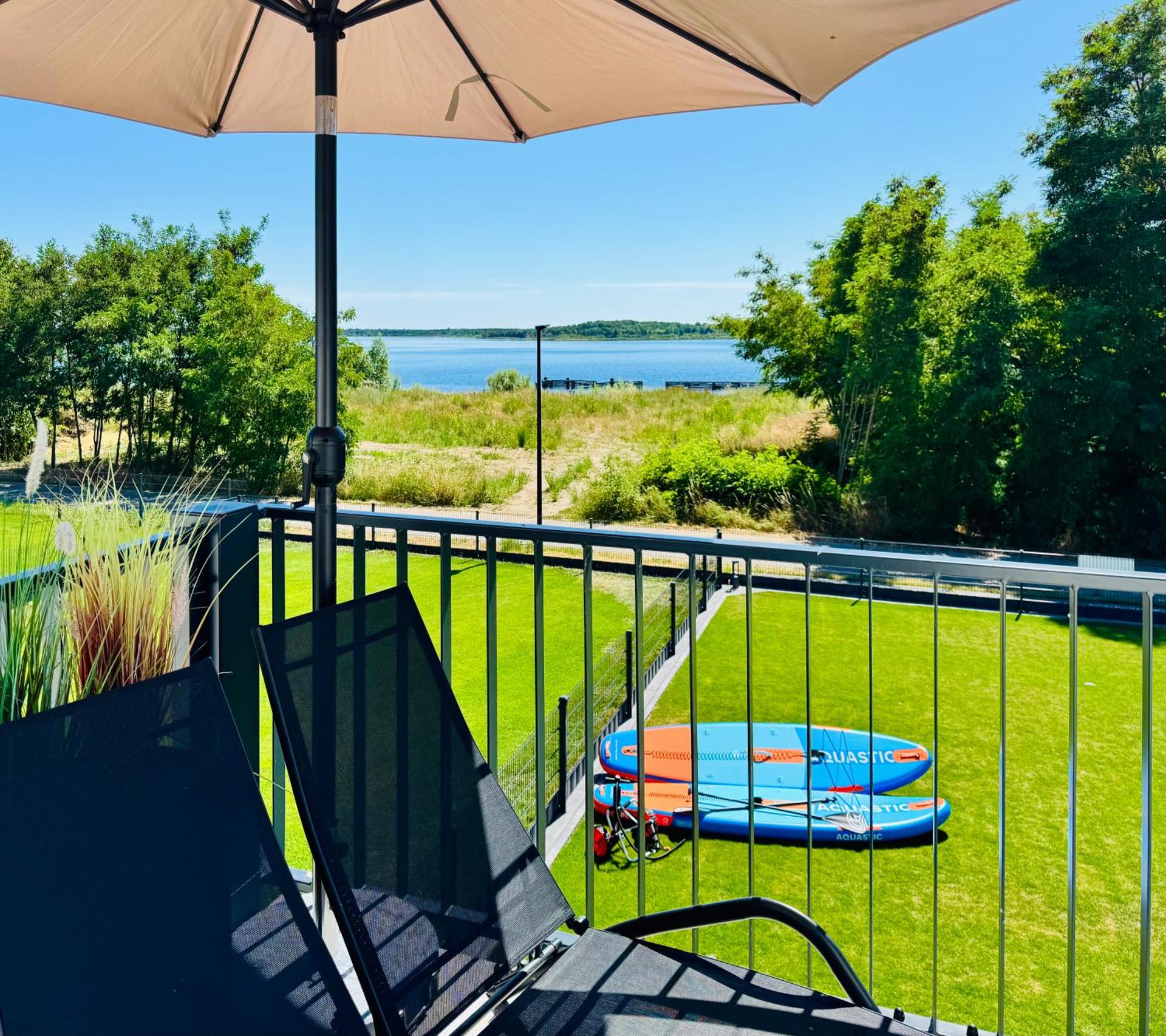 8 Personen Ferienhaus ,,Seegelblick" am Goitzschesee, erste Reihe am Strand mit Sauna, Whirlpool, Kamin, Wallbox & SUP