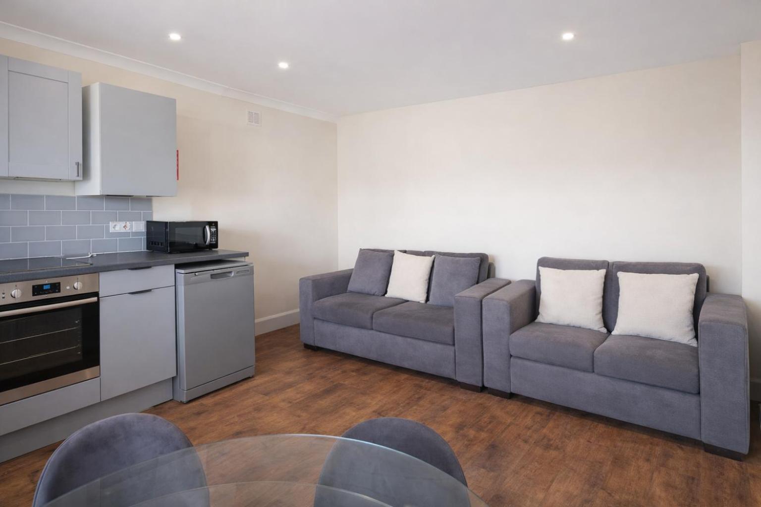 Evo C - 2 Bed Apartment 2 Min Walk to Station - longer stays available