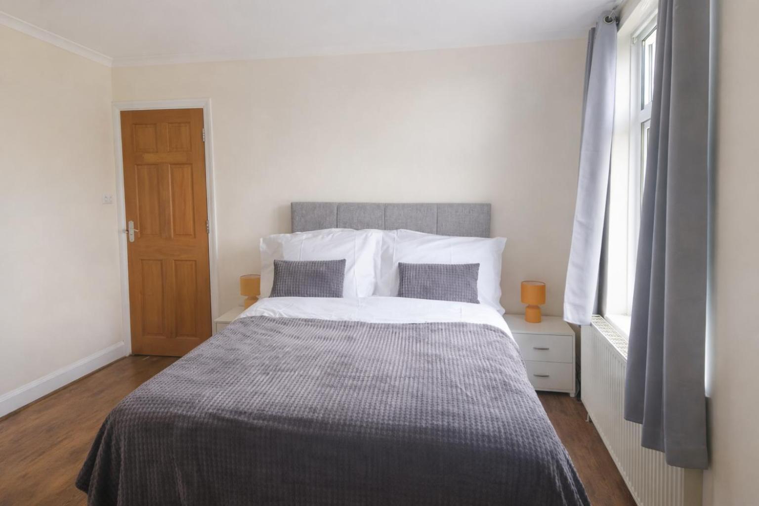 Evo C - 2 Bed Apartment 2 Min Walk to Station - longer stays available