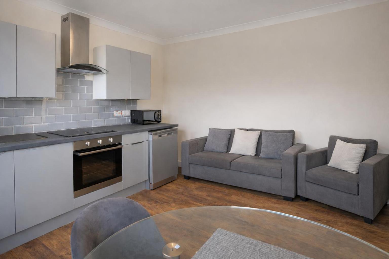 Evo C - 2 Bed Apartment 2 Min Walk to Station - longer stays available