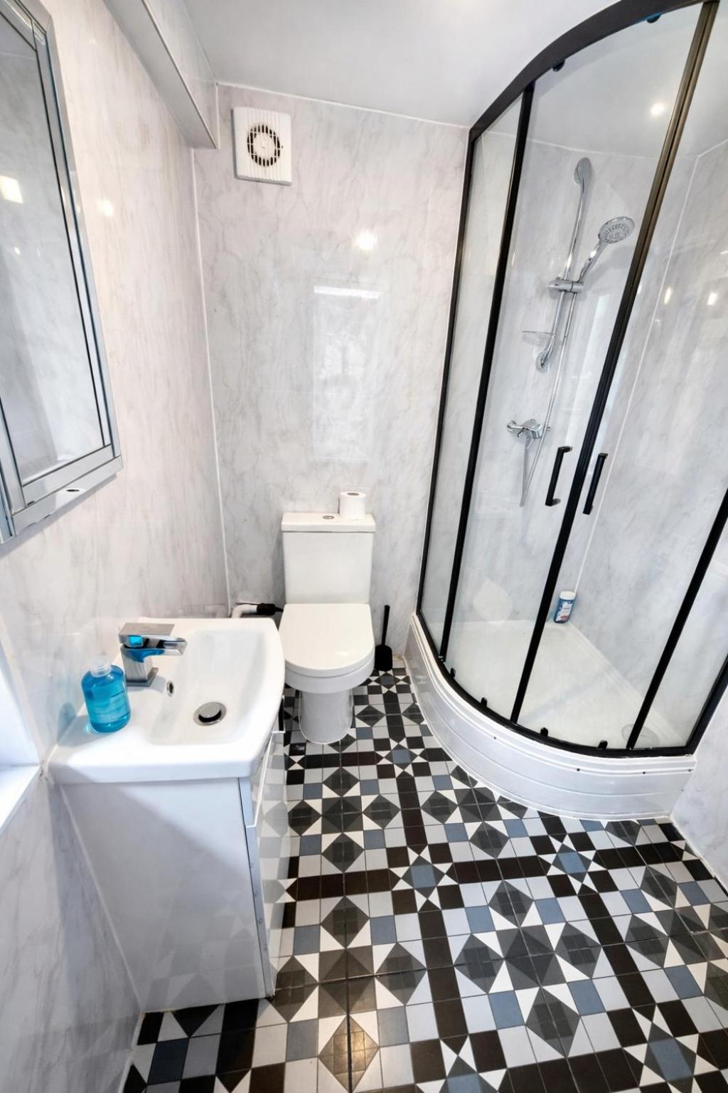 Kent 1 bedroom apartment 2 mins walk to Gravesend Station & Town Centre