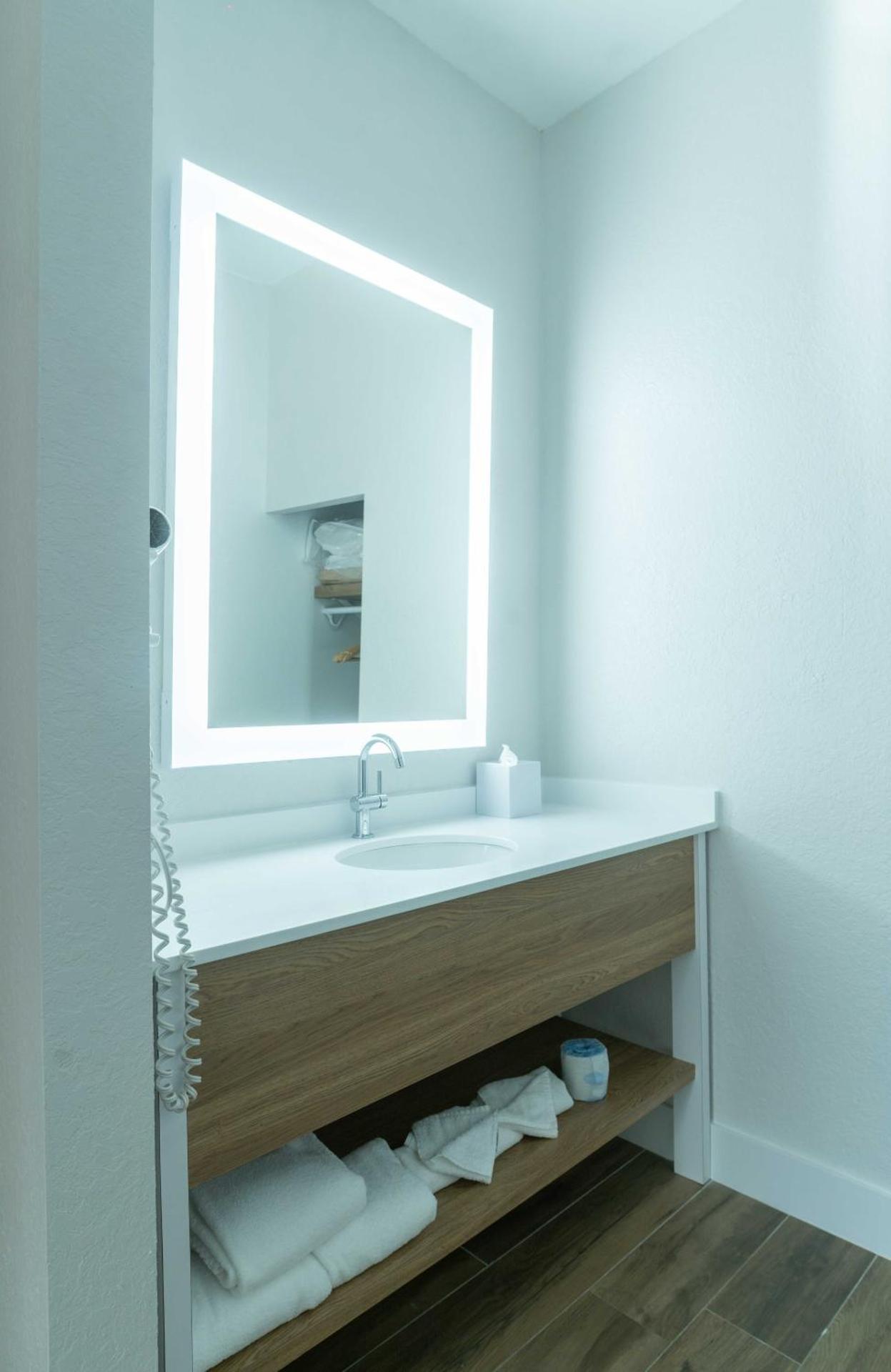 King Suite - Non-Smoking/Interior Hall