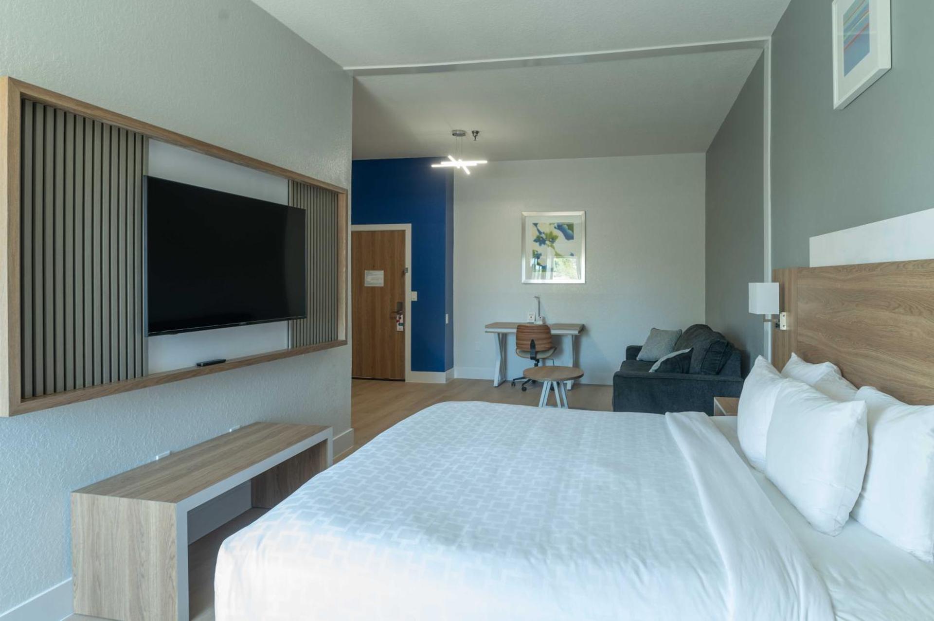 King Suite - Non-Smoking