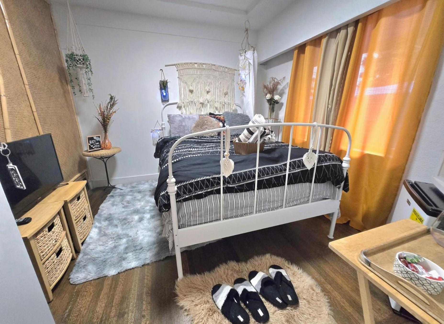 Cozy Boho Room at the Heart of Vancouver! Private Parking, Self Check-in & just 4 mins to Metrotown!